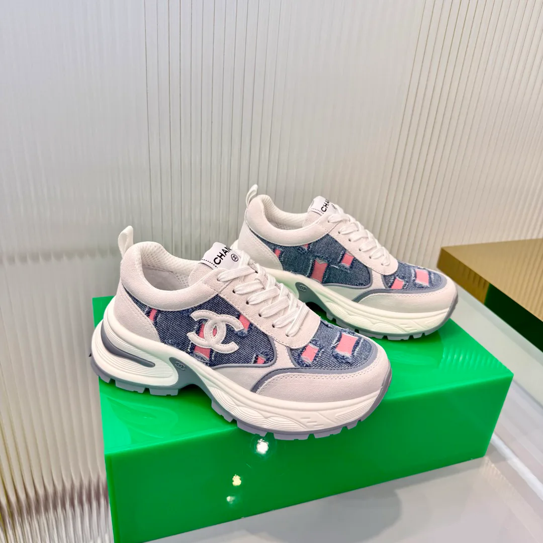 Women's Sneakers CHANEL 18366953