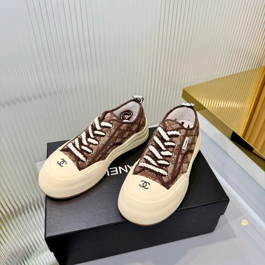Women's Sneakers CHANEL 18366979