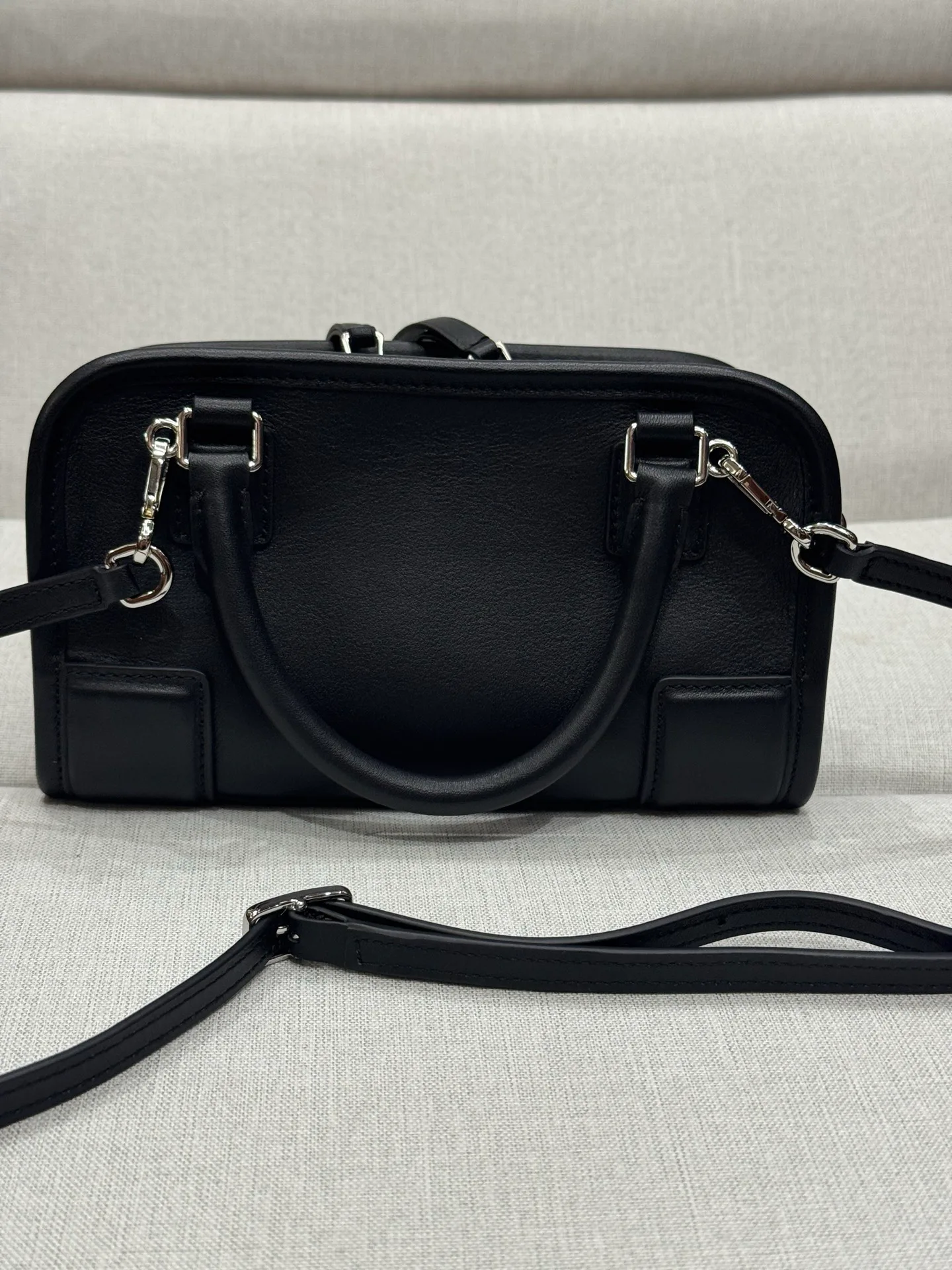 Women's Classic Handbags LOEWE 18231887