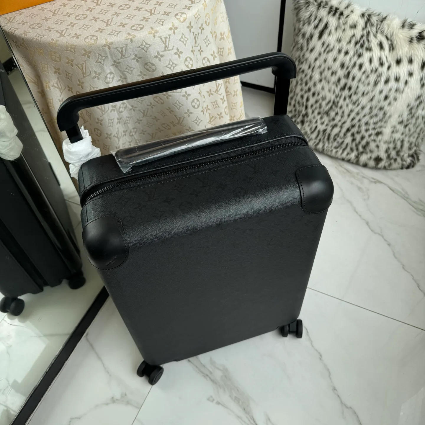Suitcases LOUIS VUITTON 17801471