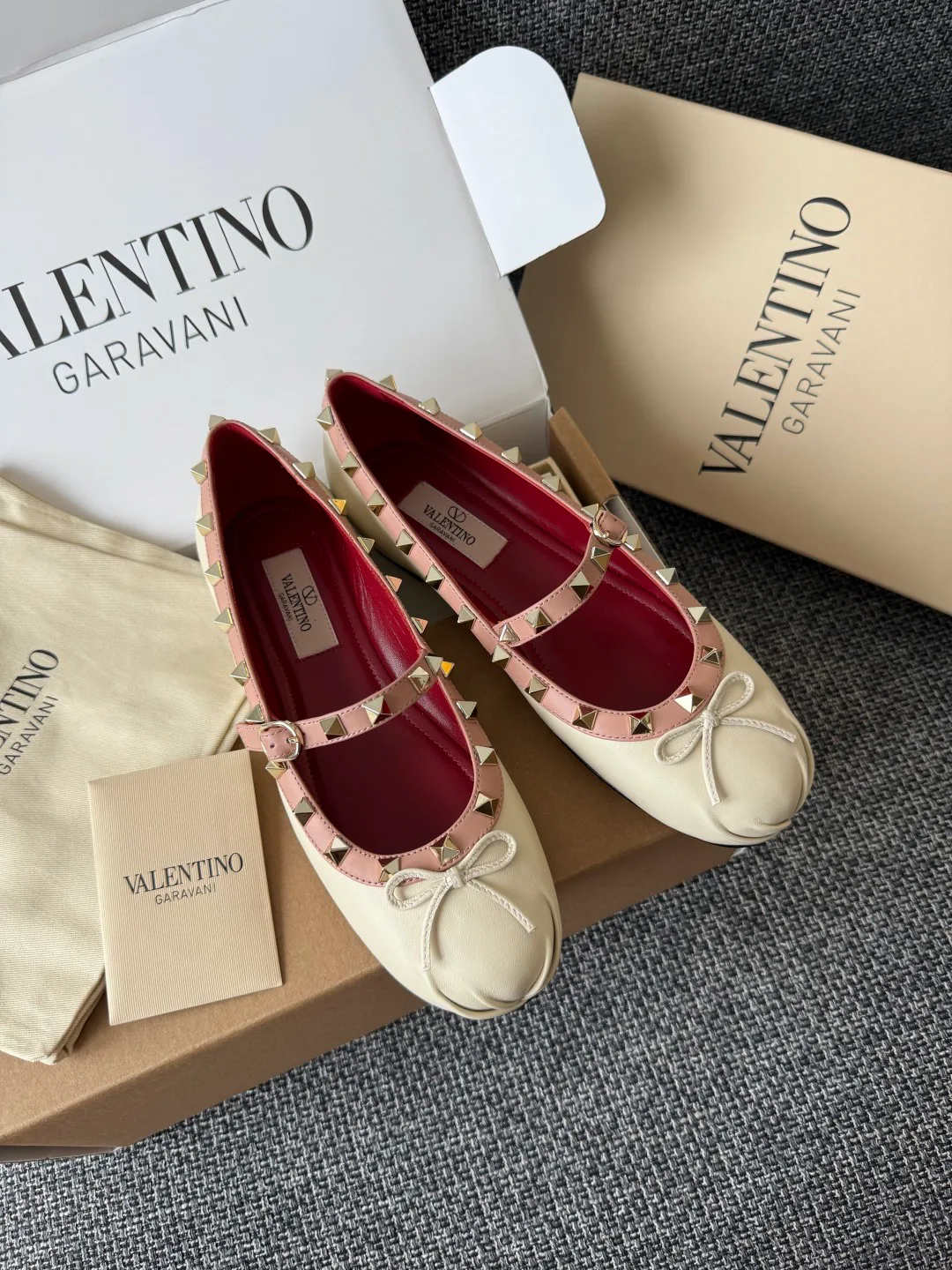Women's Ballet Flats VALENTINO 18243750