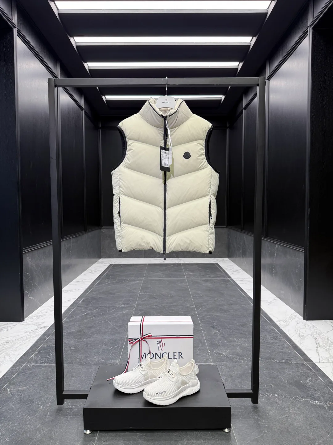 Men's Vests MONCLER 18007726
