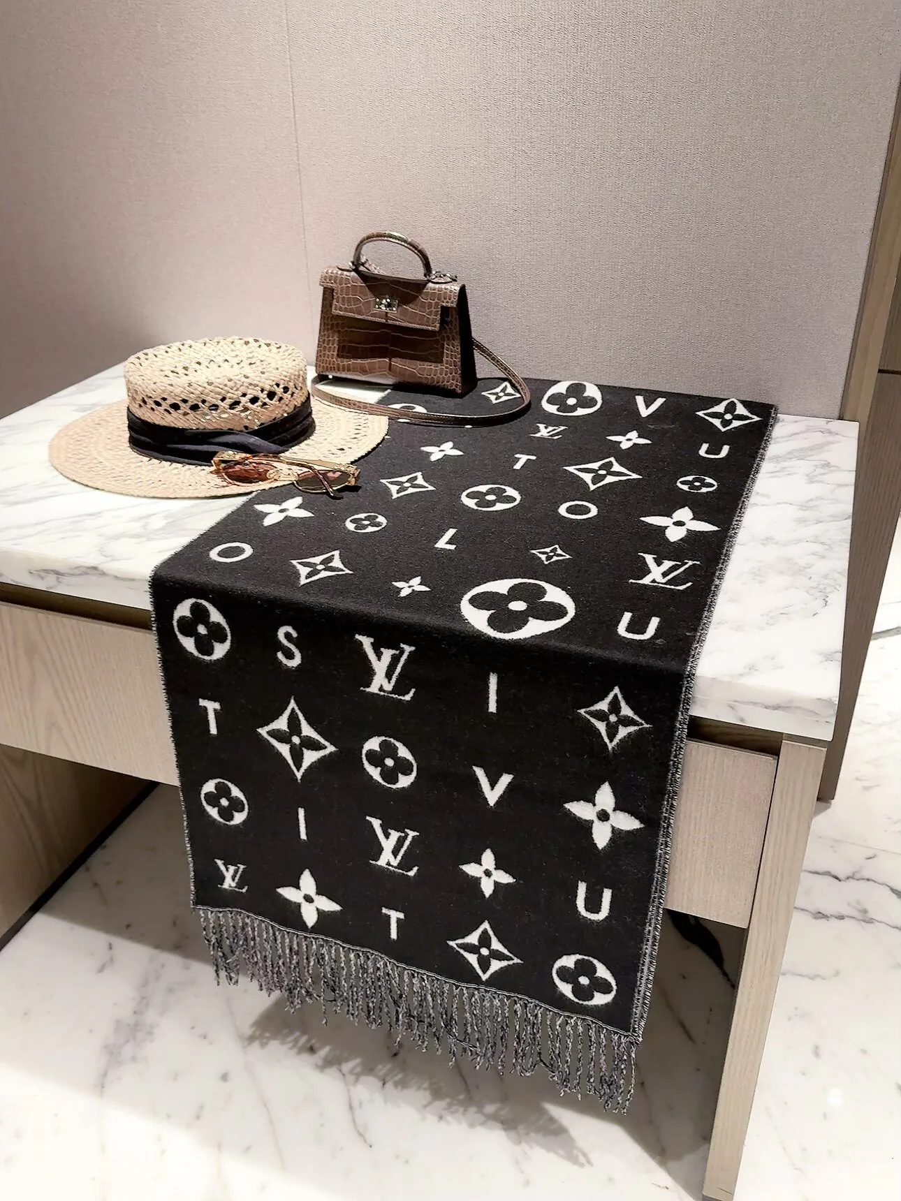 Scarves LOUIS VUITTON 18377562