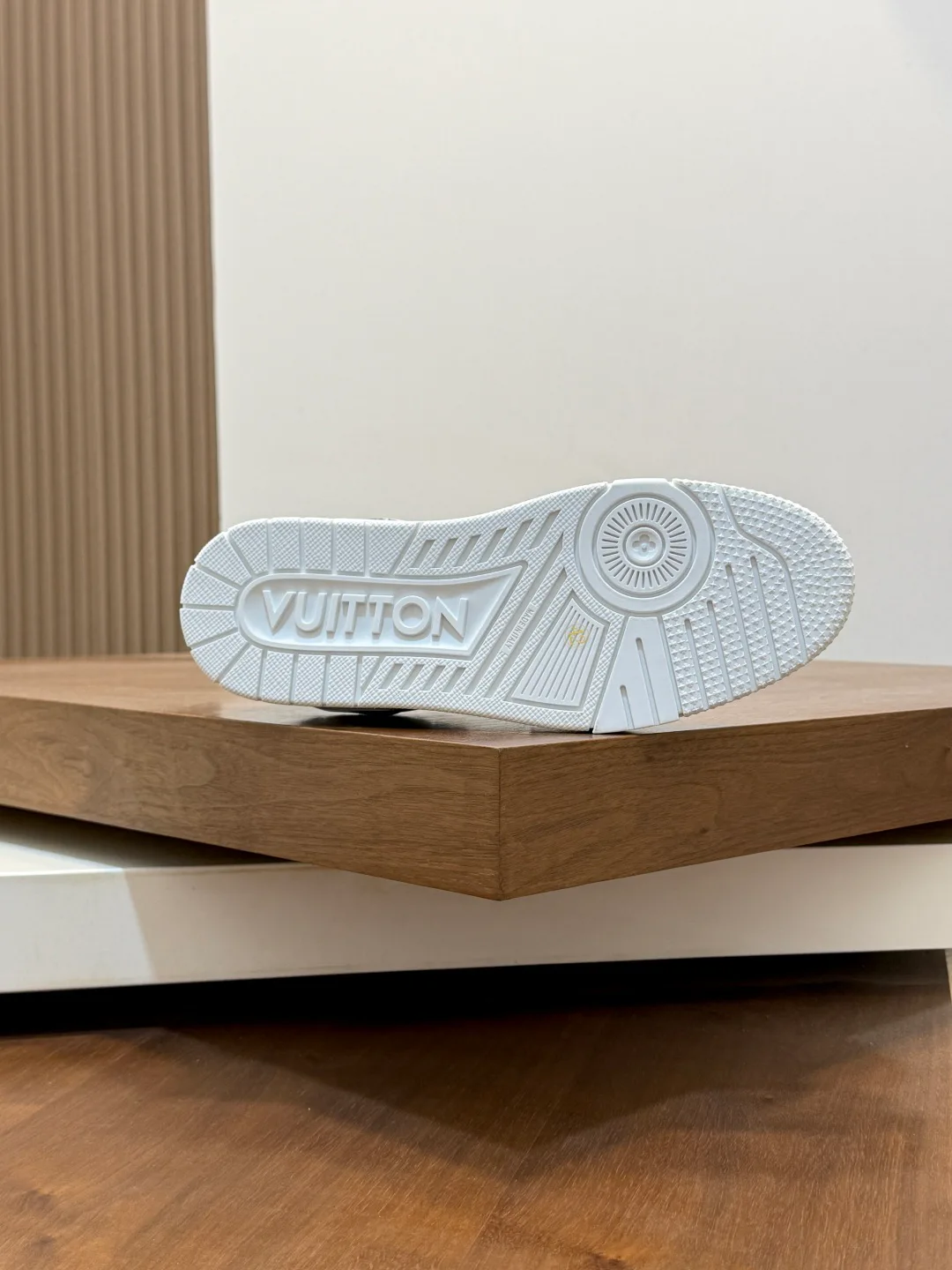 Men's Sneakers LOUIS VUITTON 18234376