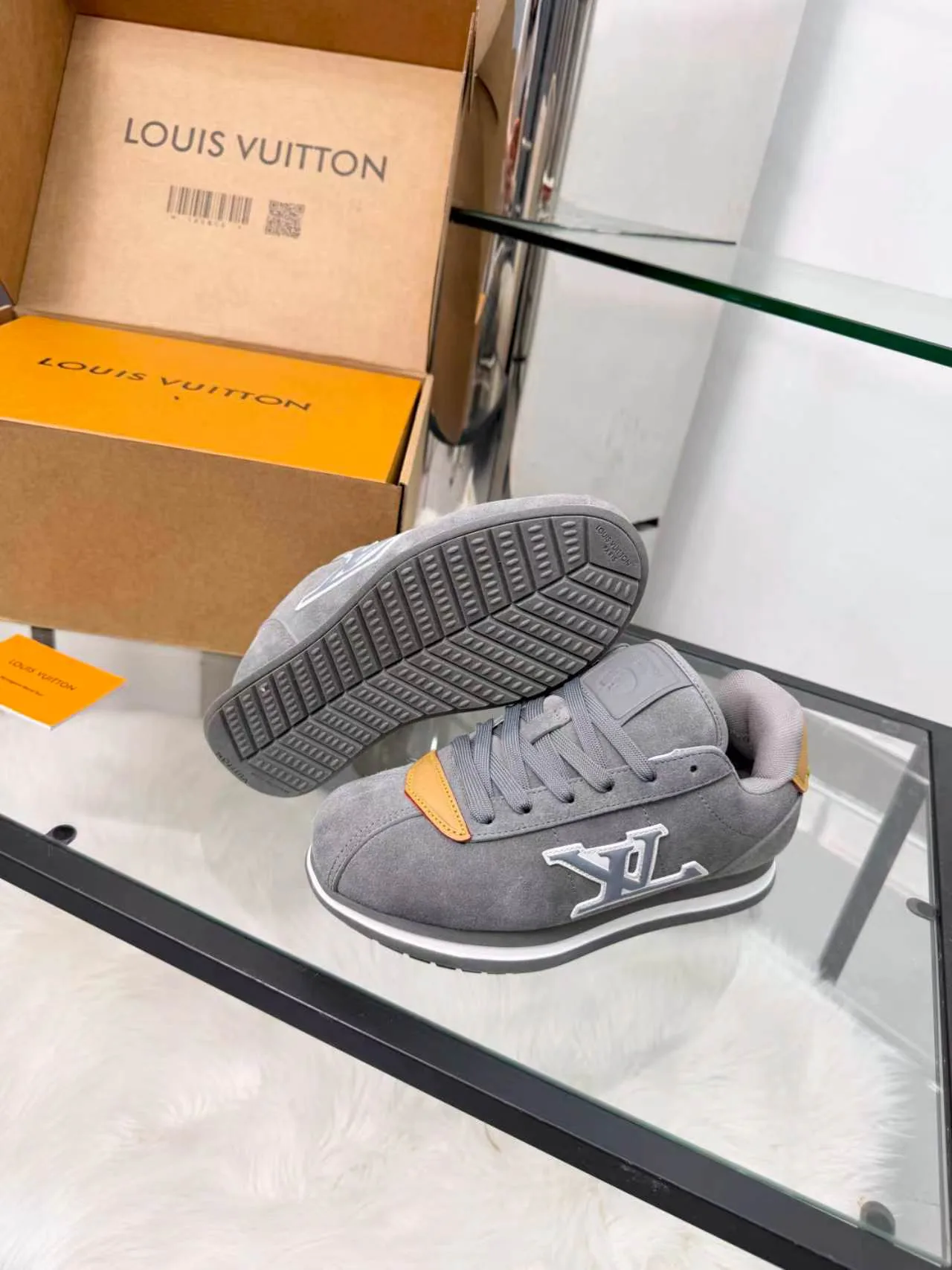 Women's Sneakers LOUIS VUITTON 18417395
