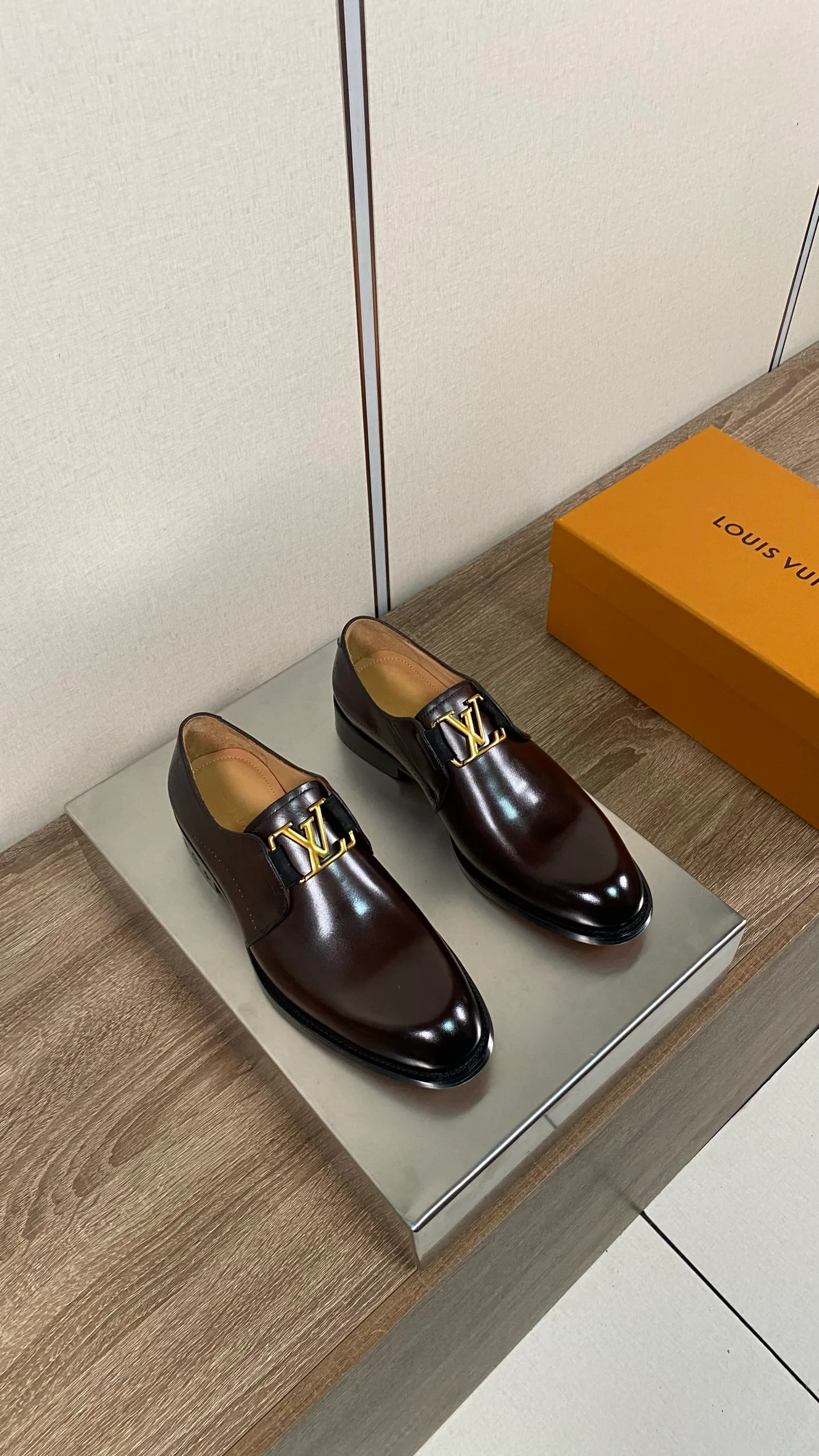 Men's Loafers And Dress Shoes LOUIS VUITTON 18078689