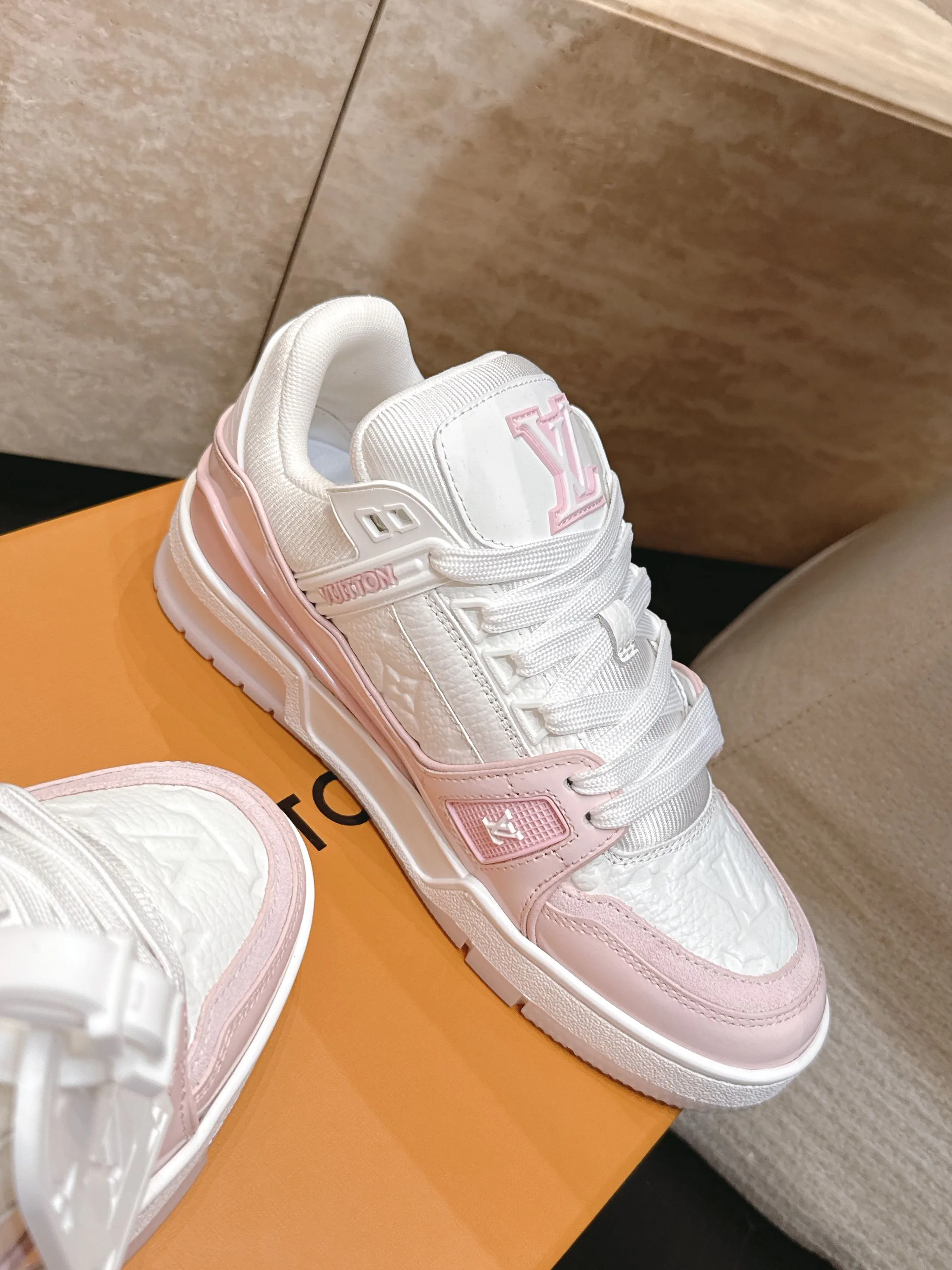 Women's Sneakers LOUIS VUITTON 17845996
