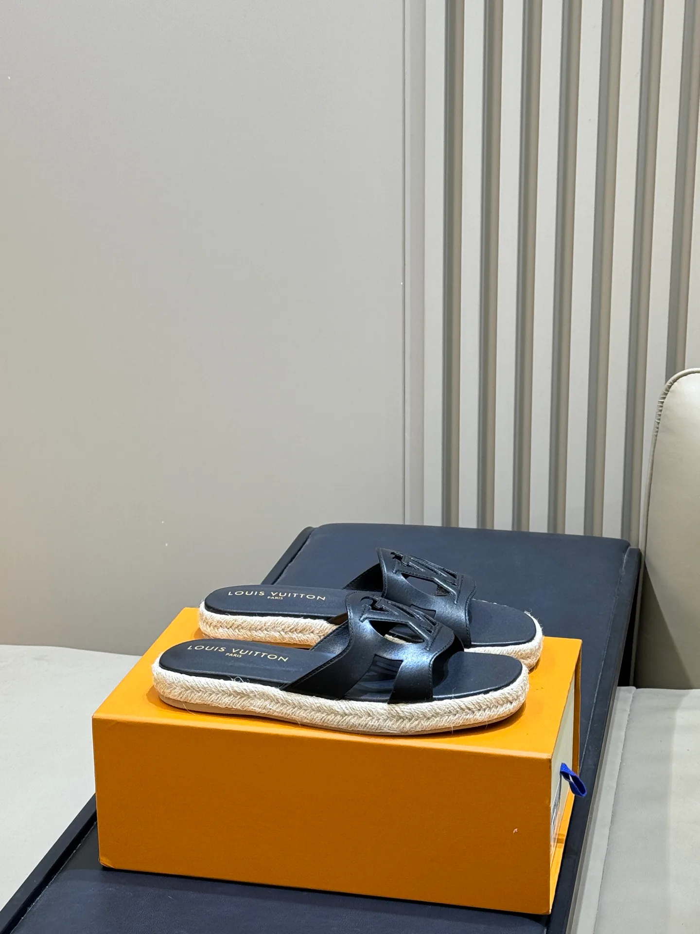 Women's Flip-Flops LOUIS VUITTON 18073248