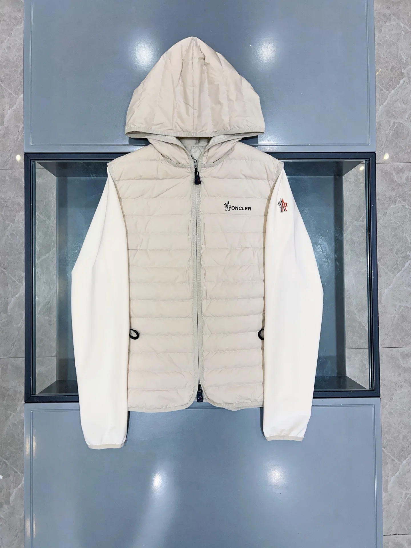 Women's Jackets And Down Jackets MONCLER 18368415