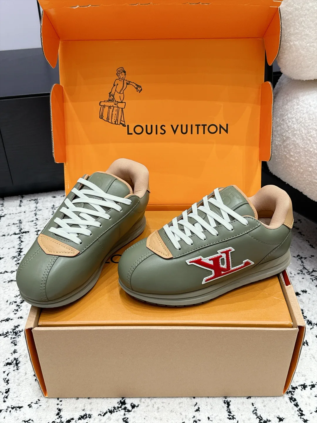 Women's Sneakers LOUIS VUITTON 18406493