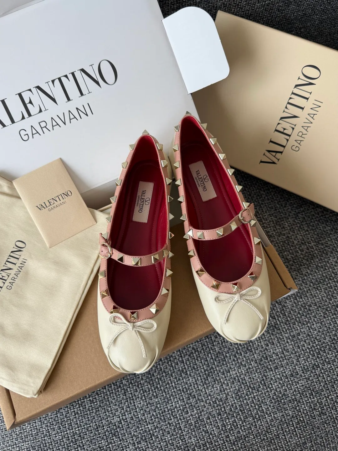 Women's Ballet Flats VALENTINO 18243750