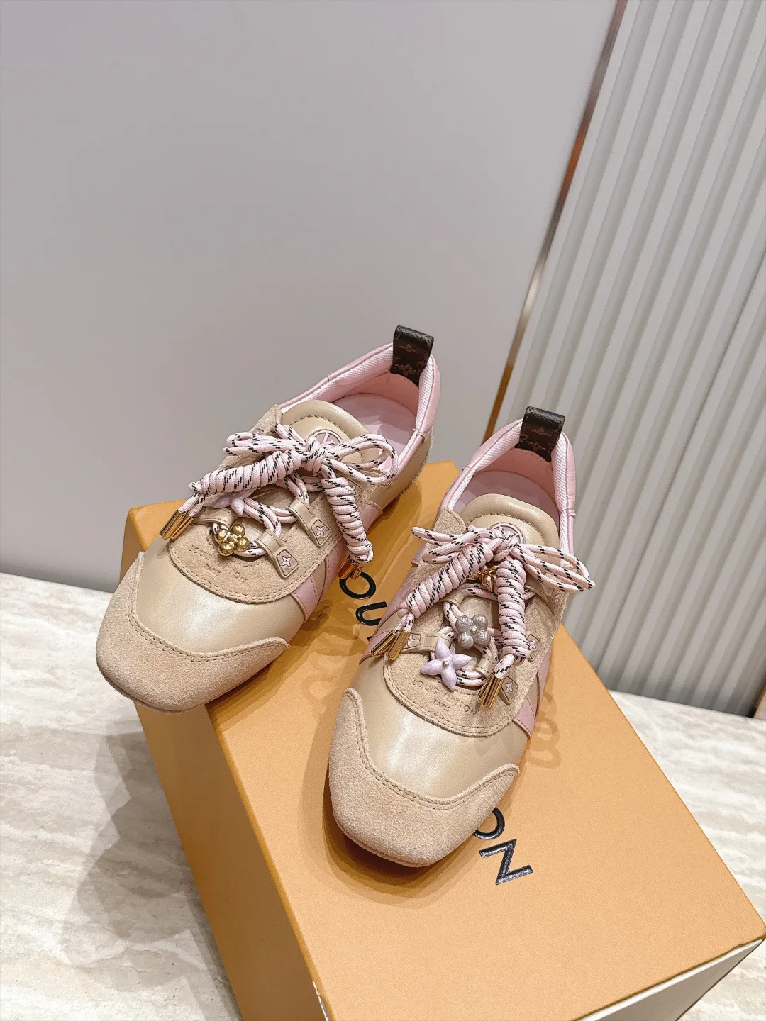 Women's Sneakers LOUIS VUITTON 18091985