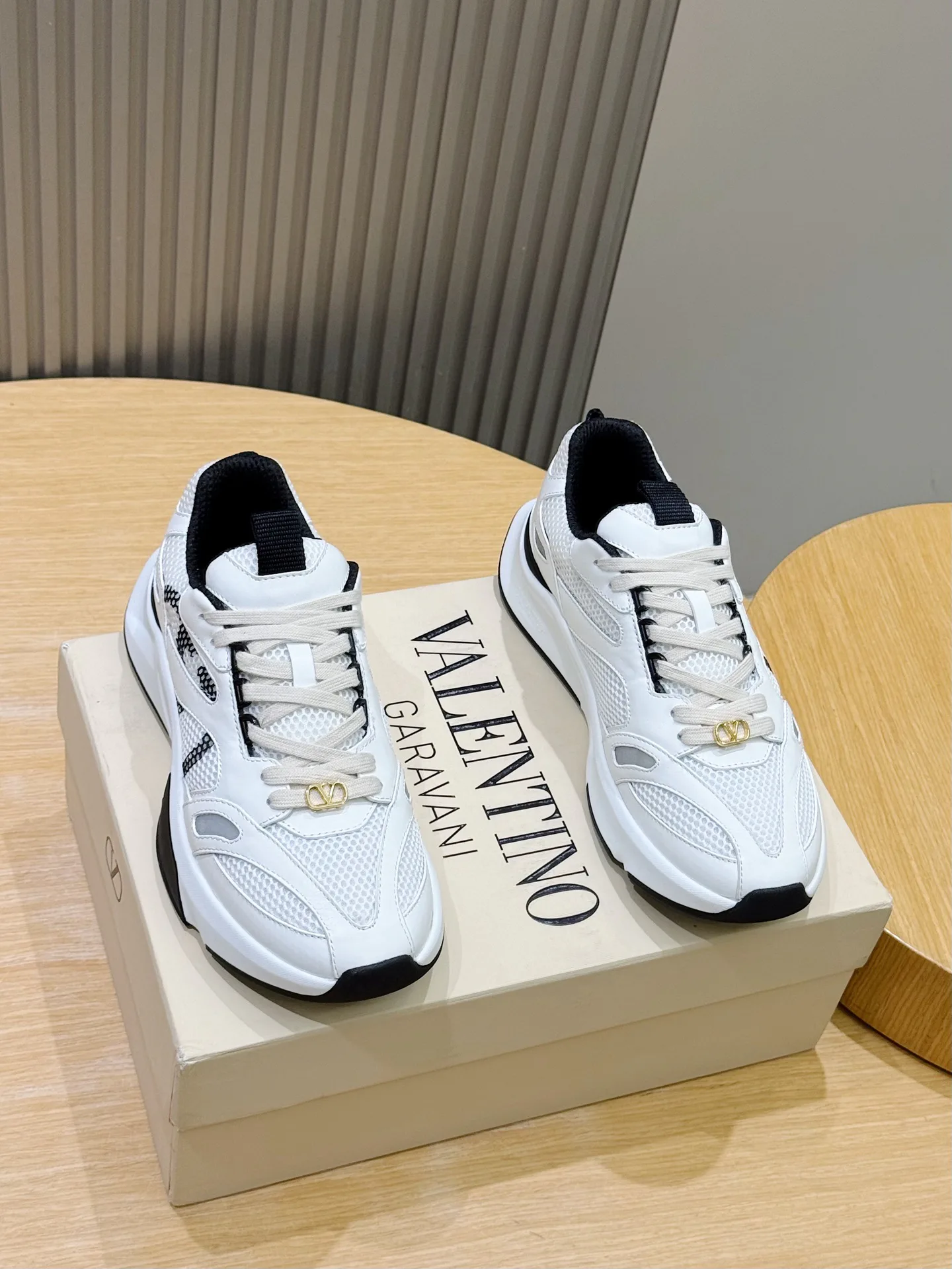 Men's Sneakers VALENTINO 18101551