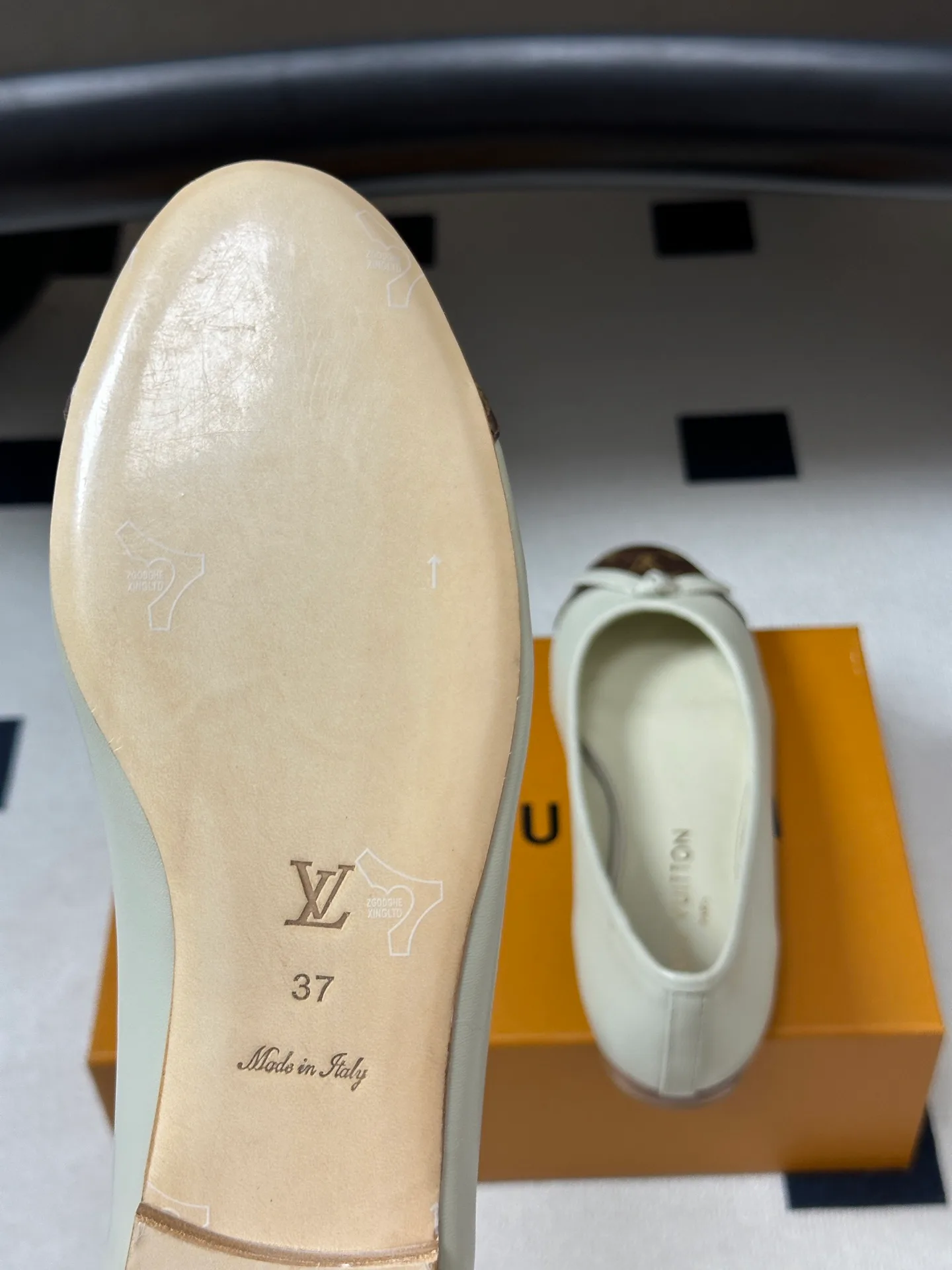 Women's Ballet Flats LOUIS VUITTON 18049404