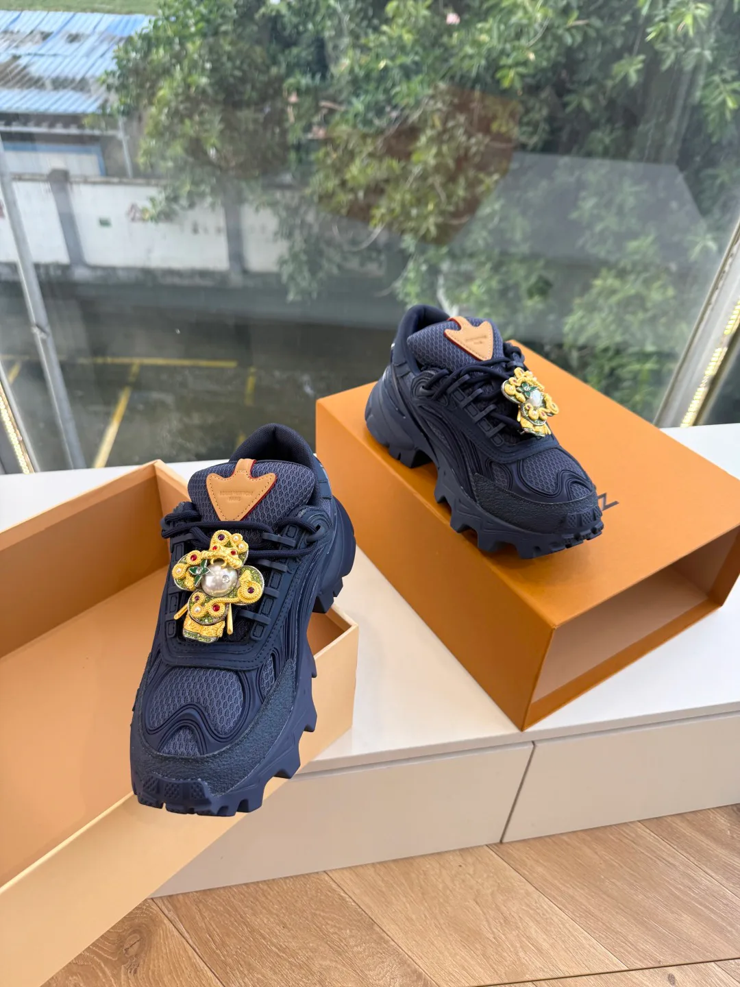 Women's Sneakers LOUIS VUITTON 18053492