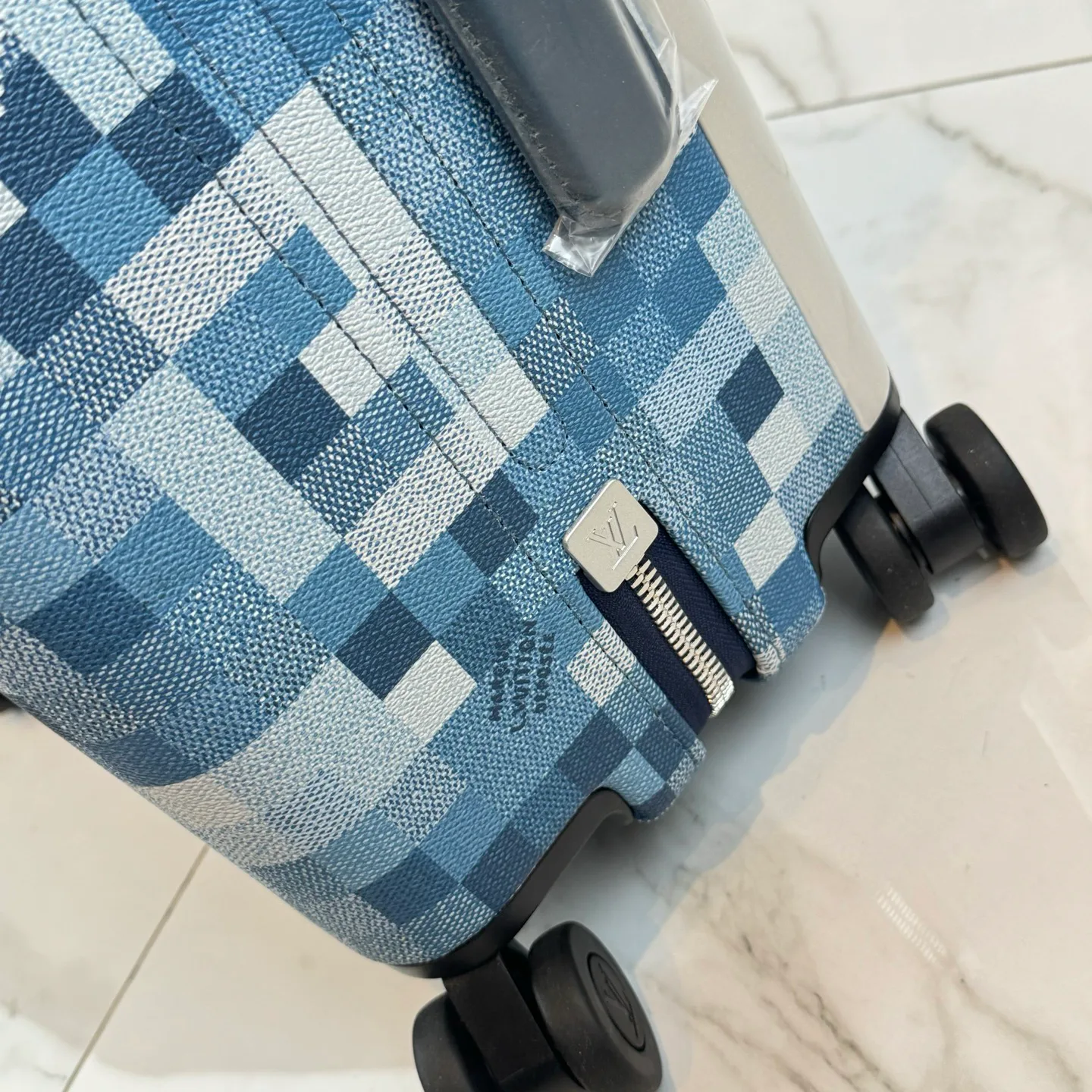 Suitcases LOUIS VUITTON 17801472