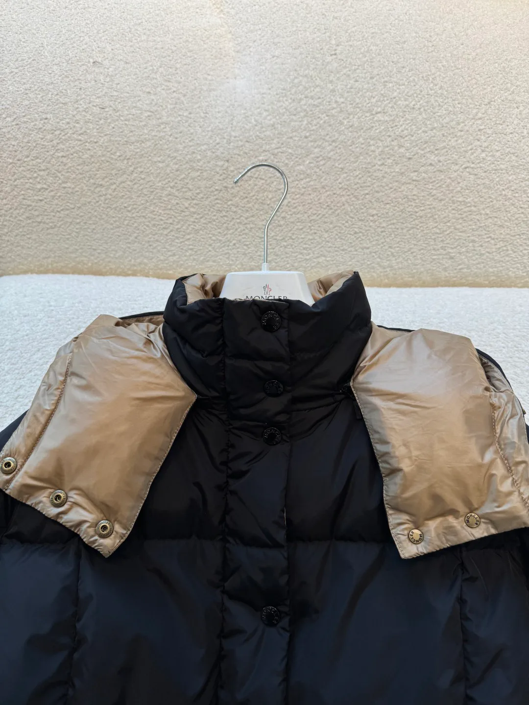 Women's Jackets And Down Jackets MONCLER 18189304