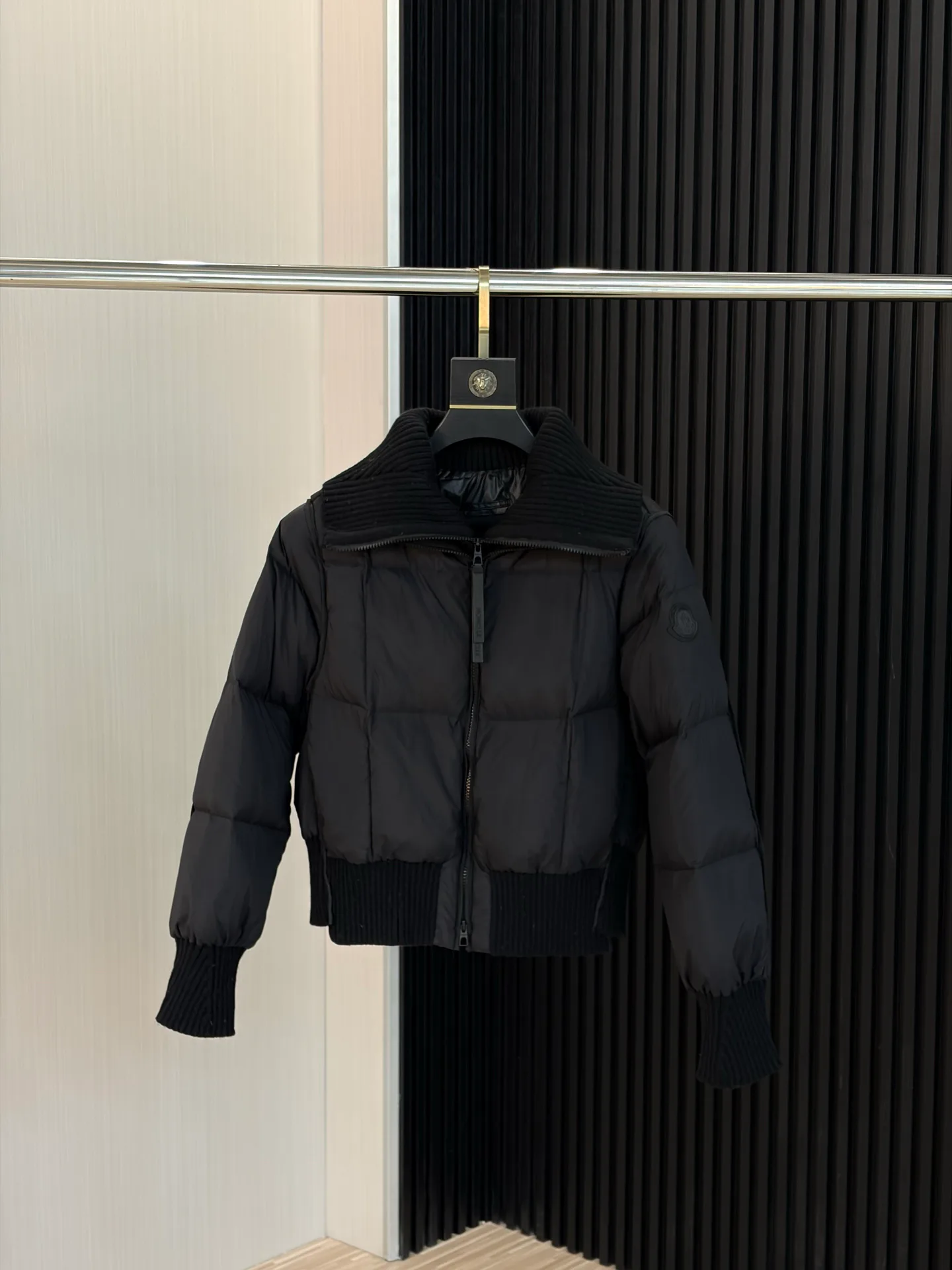 Women's Jackets And Down Jackets MONCLER 18335649