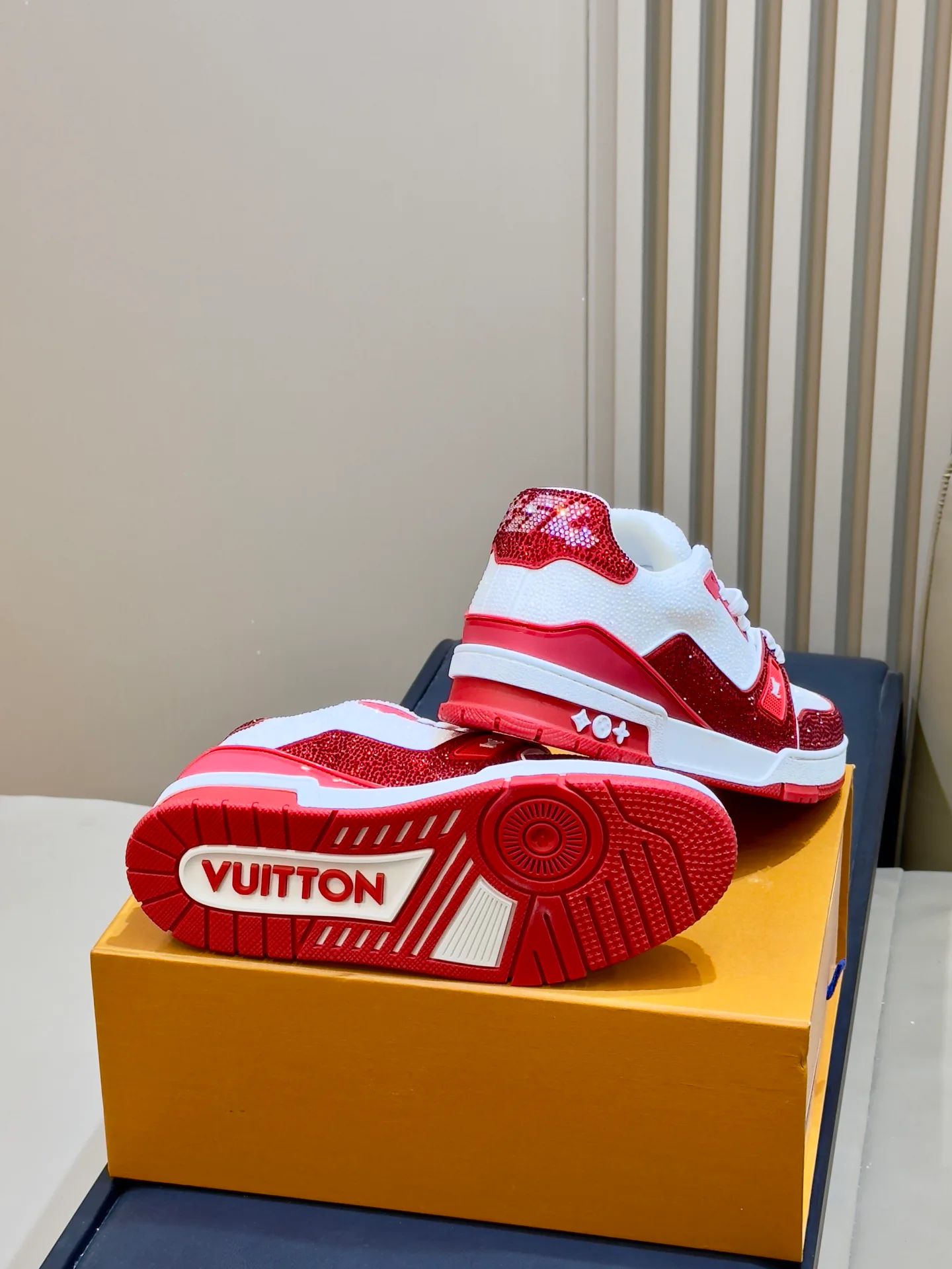 Women's Sneakers LOUIS VUITTON 18073559