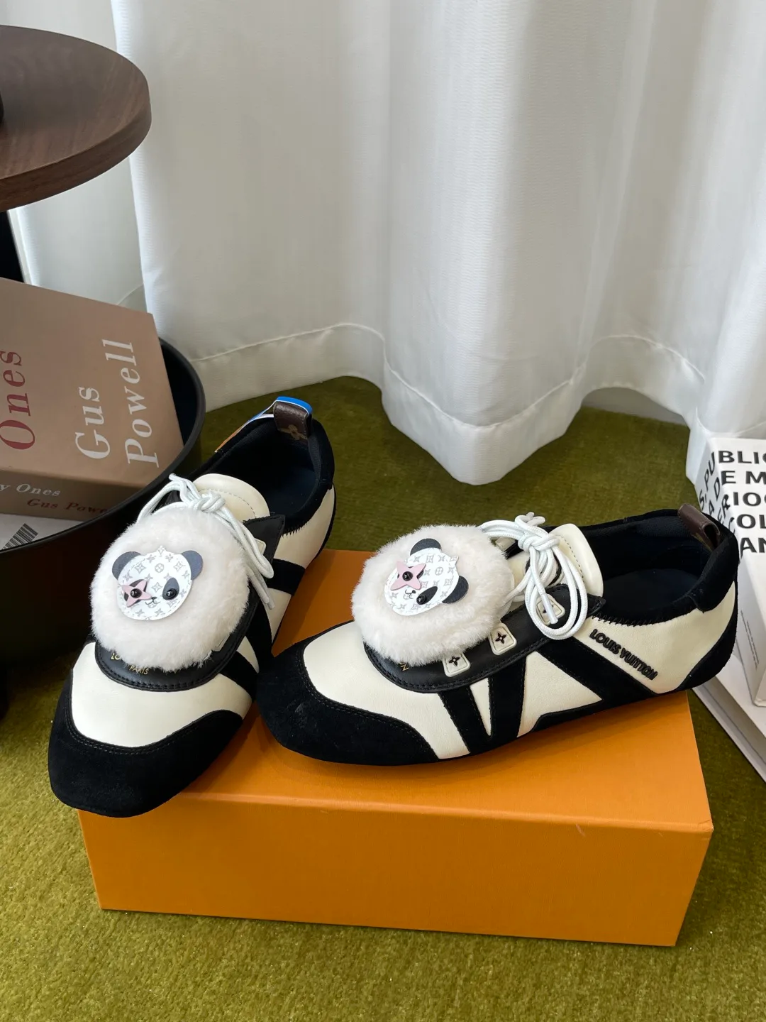 Women's Sneakers LOUIS VUITTON 18121036
