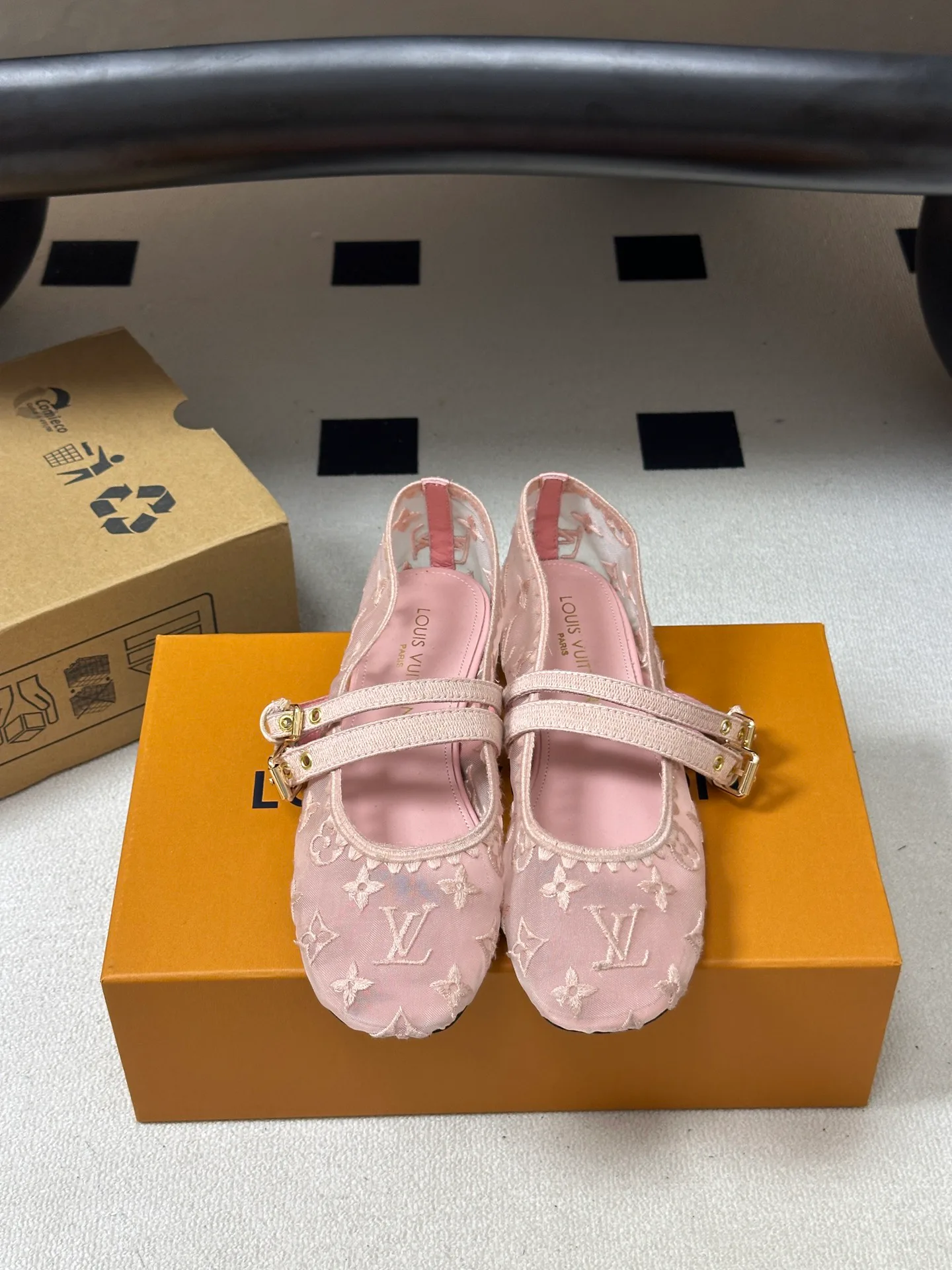 Women's Ballet Flats LOUIS VUITTON 18340938