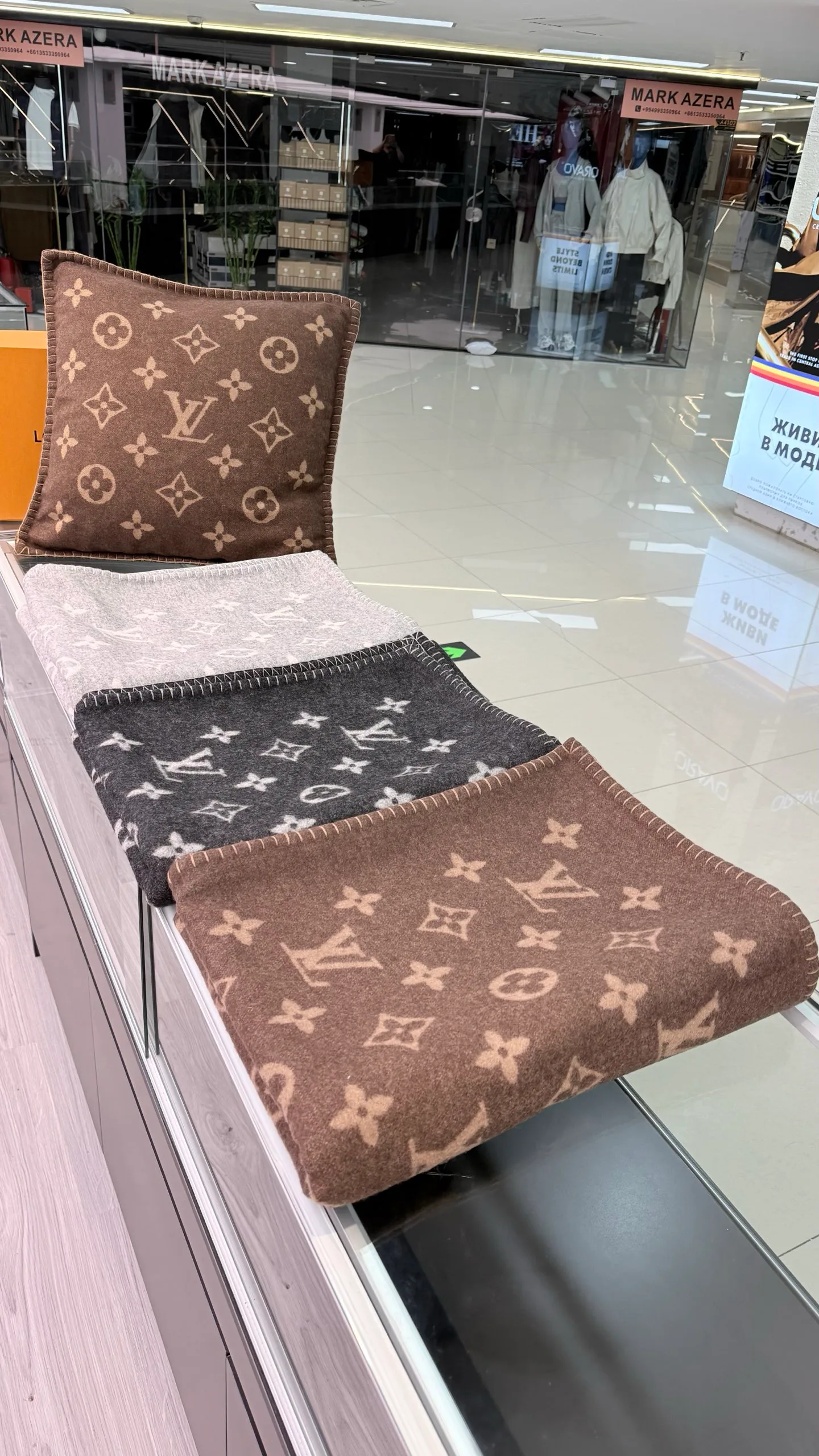 Textiles LOUIS VUITTON 18002645