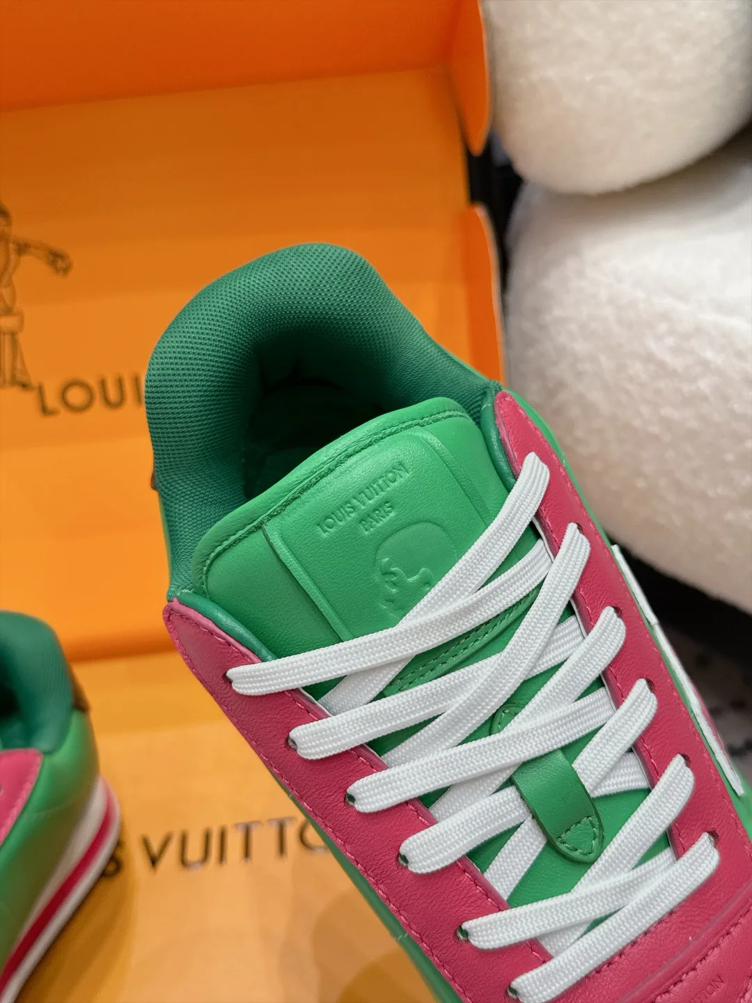 Women's Sneakers LOUIS VUITTON 18406491