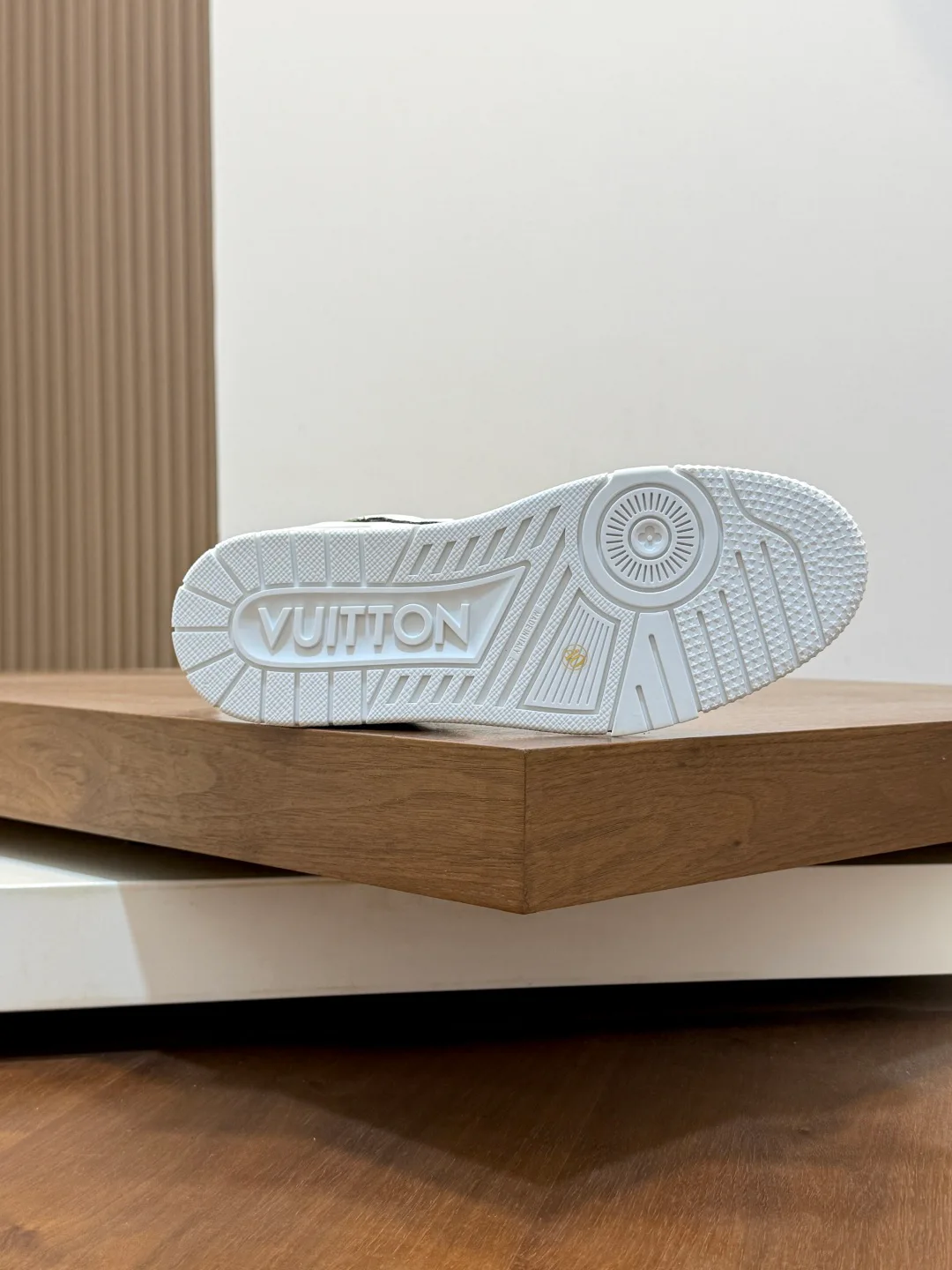 Men's Sneakers LOUIS VUITTON 18234377