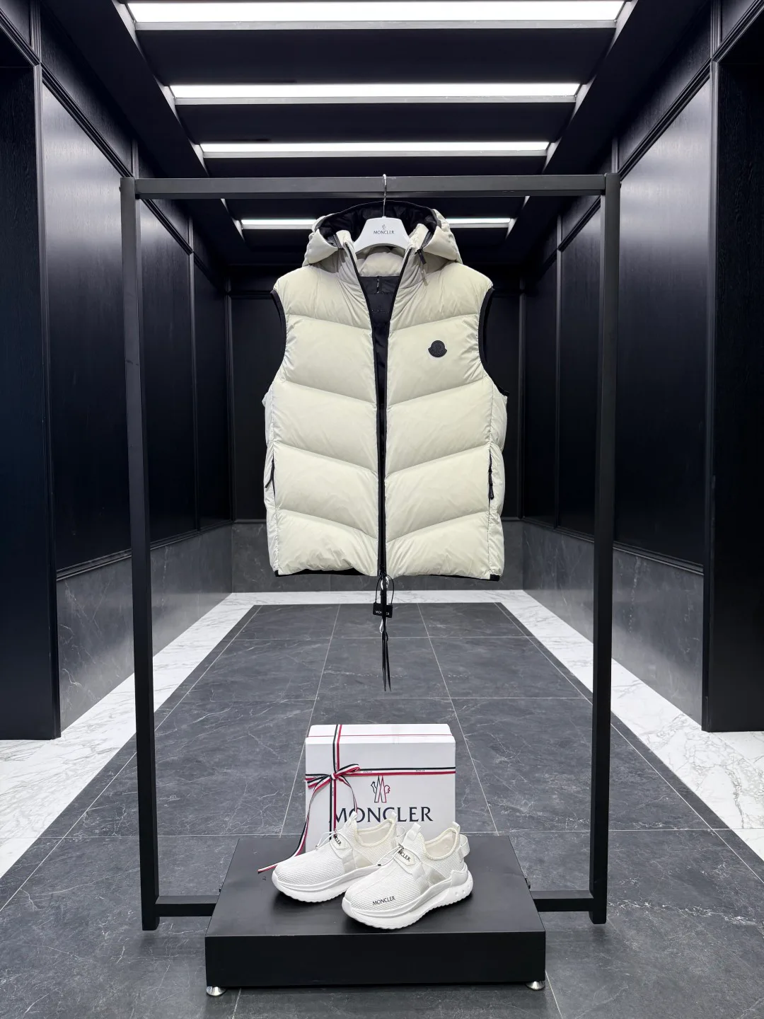 Men's Vests MONCLER 18007726