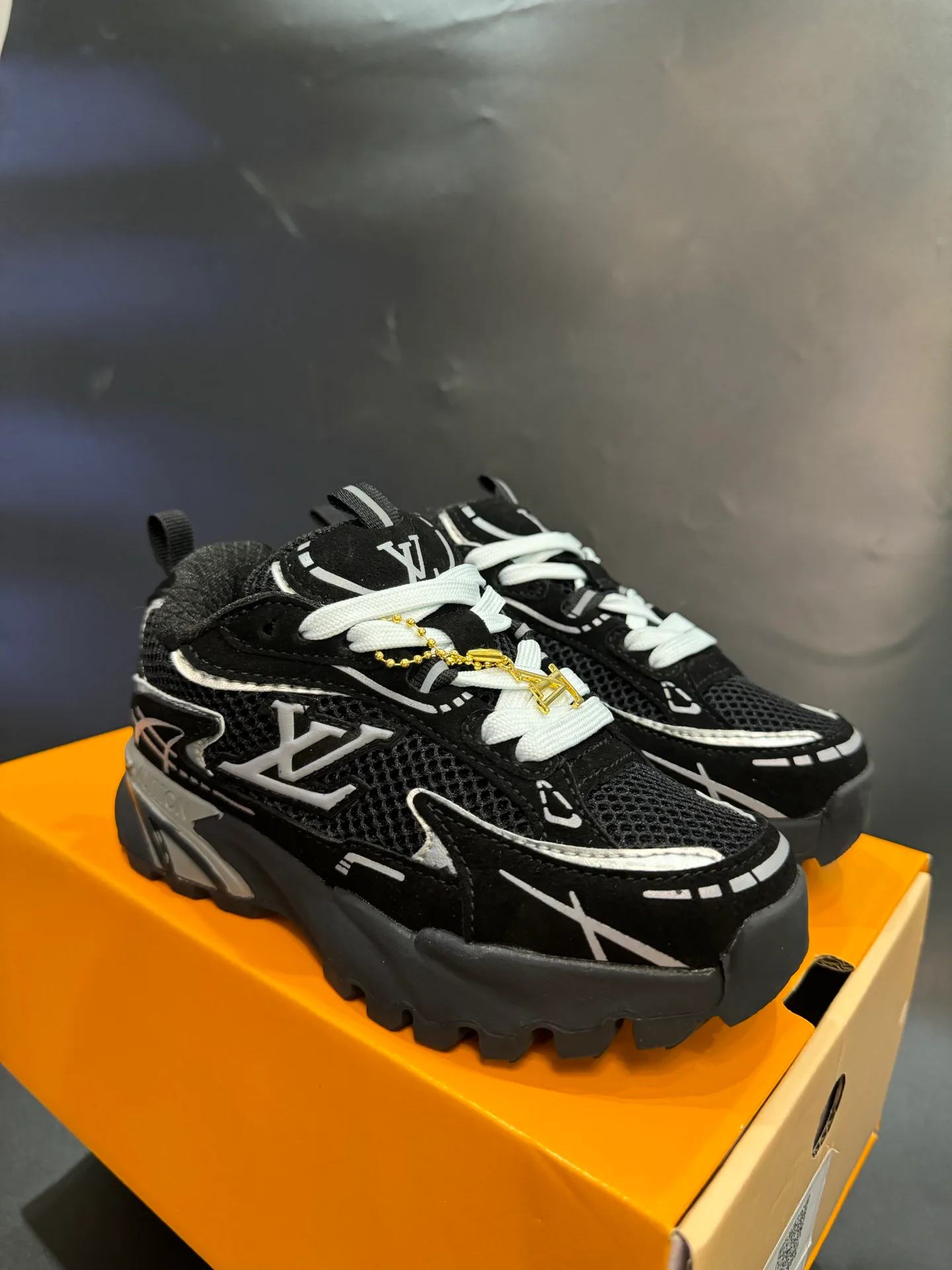 Women's Sneakers LOUIS VUITTON 18292011