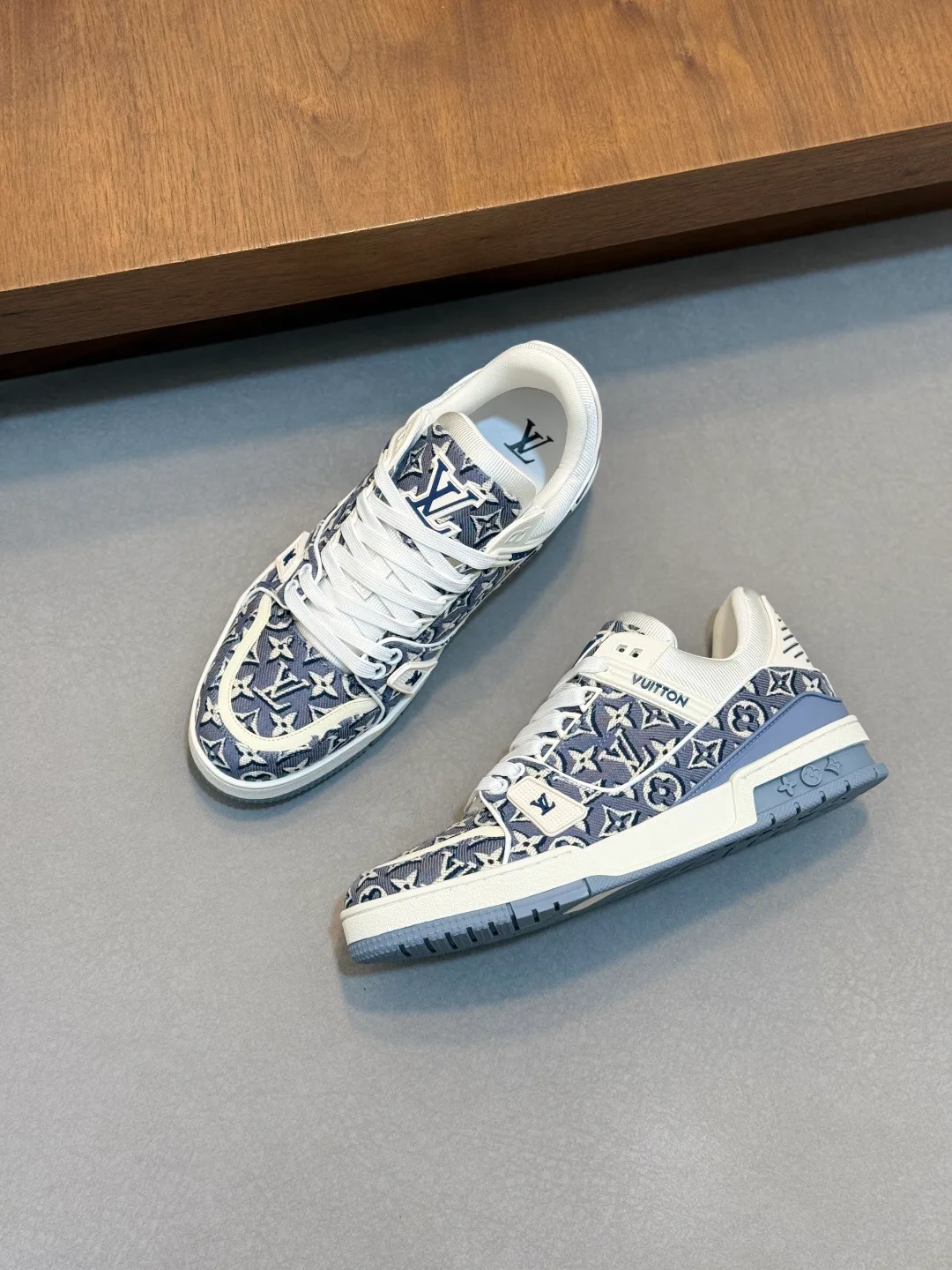 Women's Sneakers LOUIS VUITTON 17447608