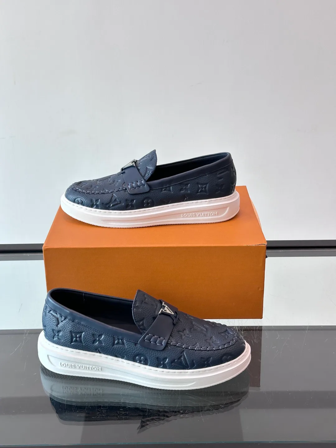 Men's Loafers And Dress Shoes LOUIS VUITTON 18400586