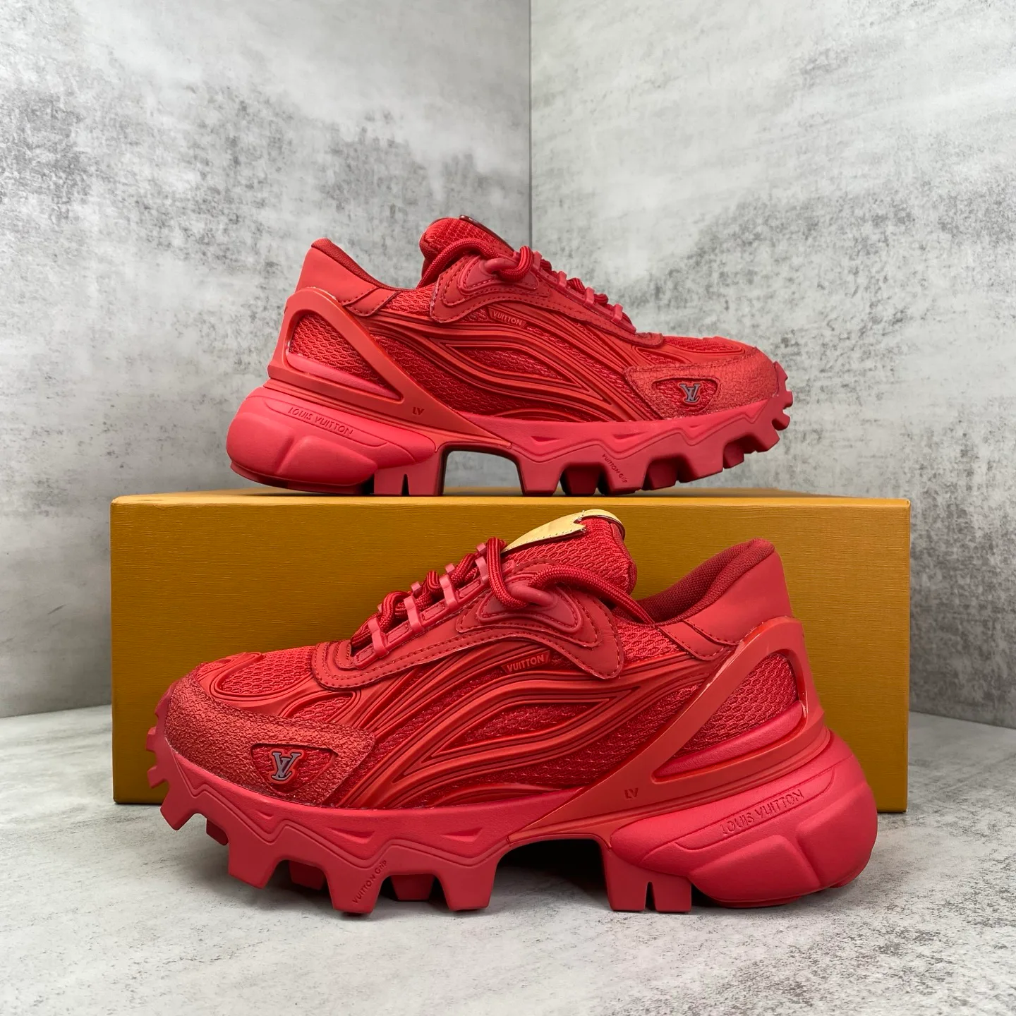 Women's Sneakers LOUIS VUITTON 18039586
