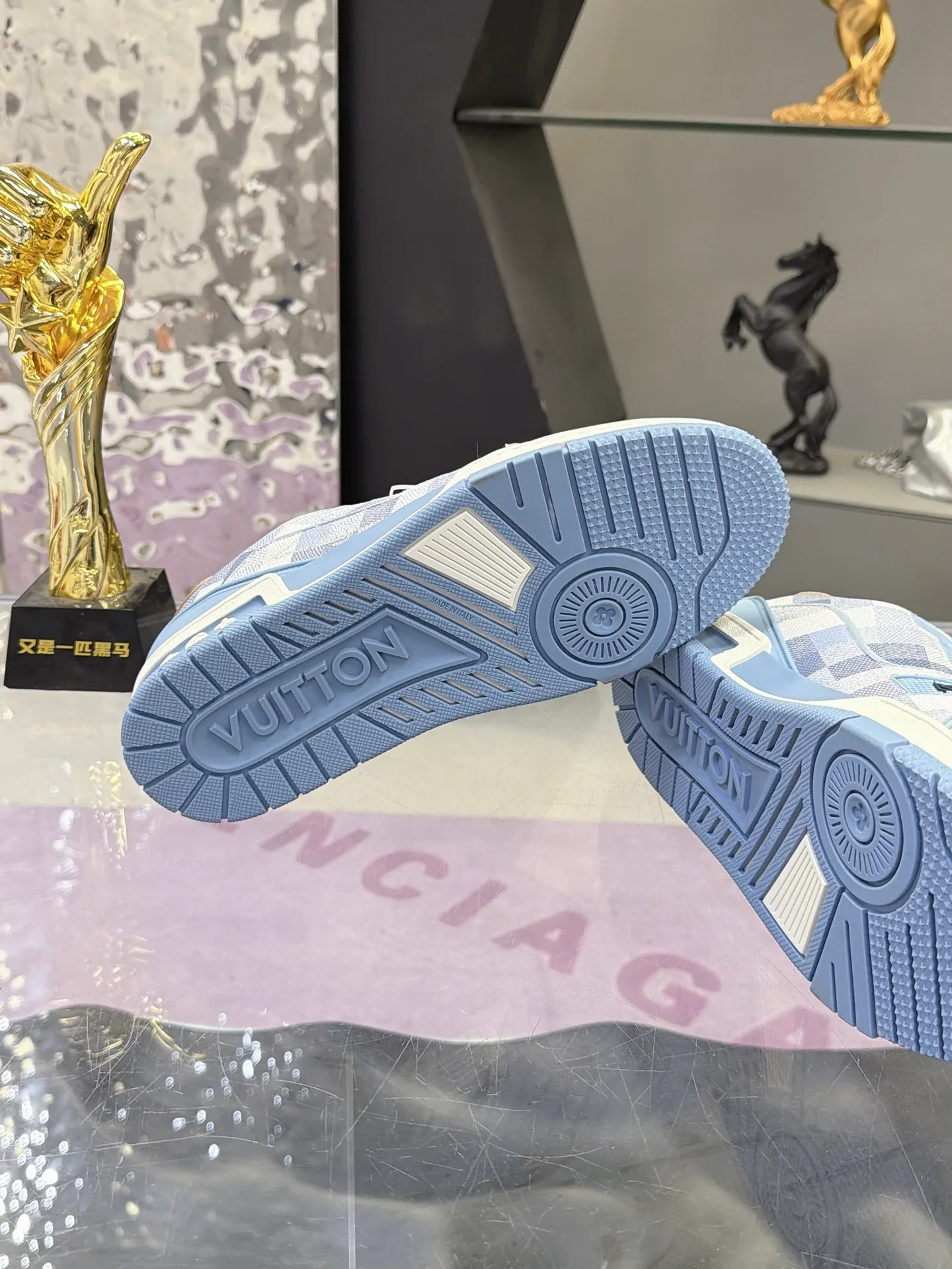 Women's Sneakers LOUIS VUITTON 18104018