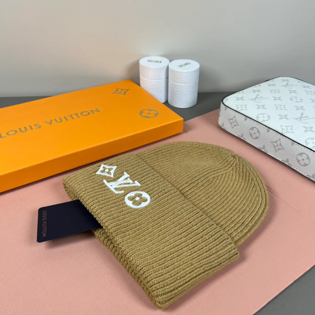 Hats LOUIS VUITTON 17879713