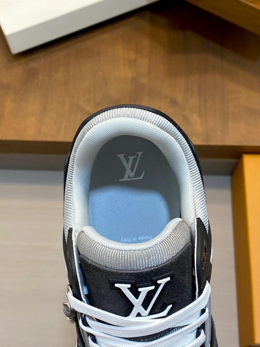 Men's Sneakers LOUIS VUITTON 18100301