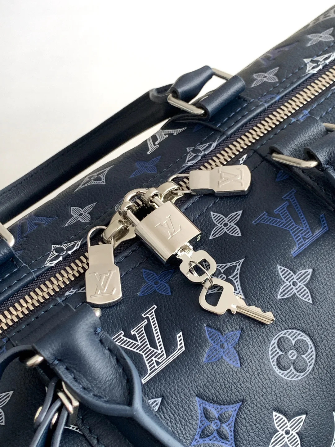 Women's Travel Bags LOUIS VUITTON 18521038