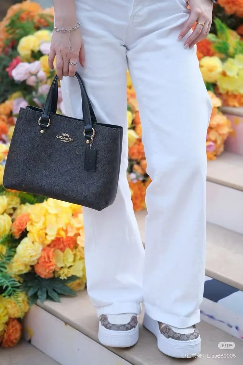 Women's Classic Handbags COACH 17960952