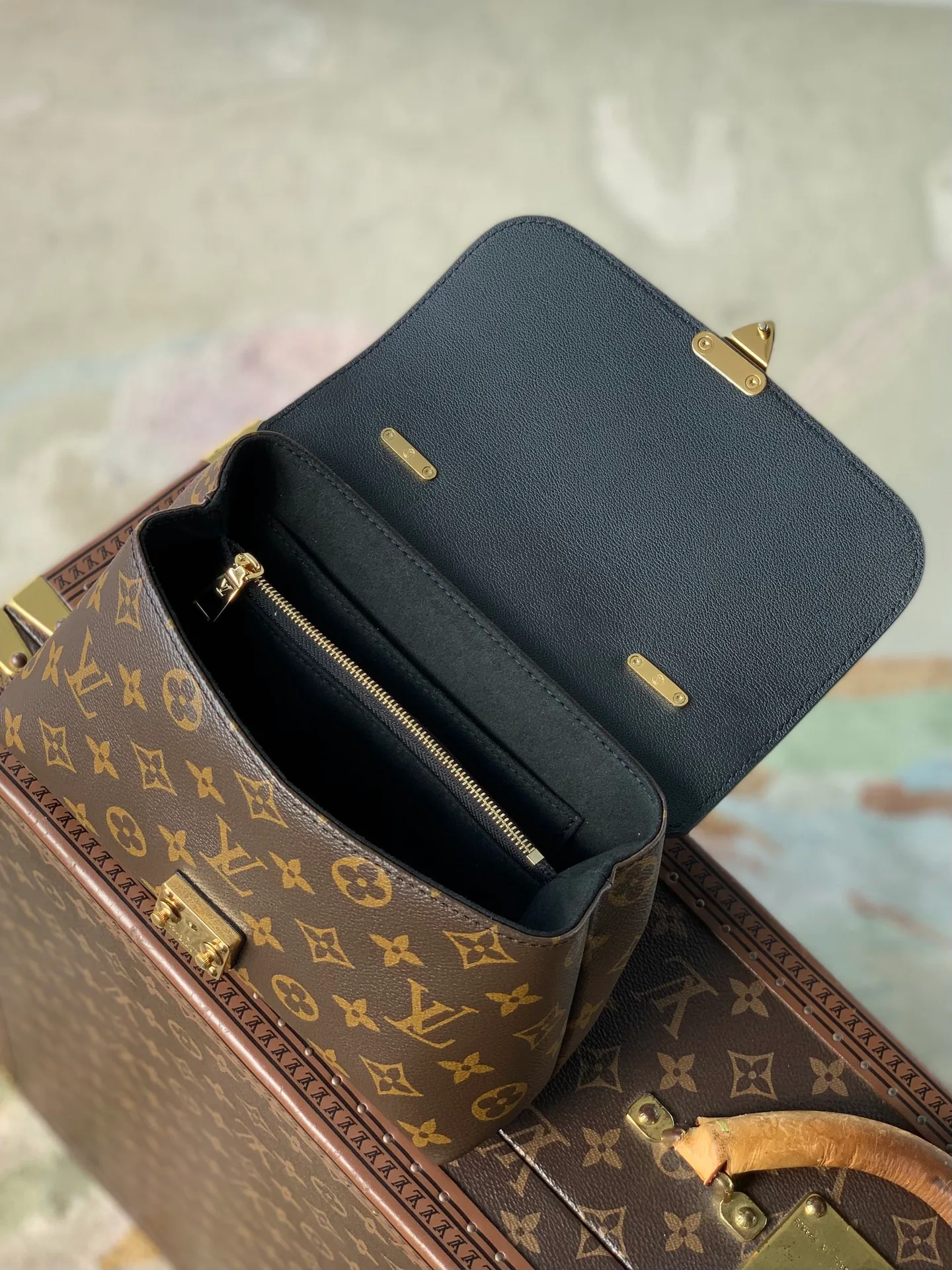 Women's Classic Handbags LOUIS VUITTON 18412602
