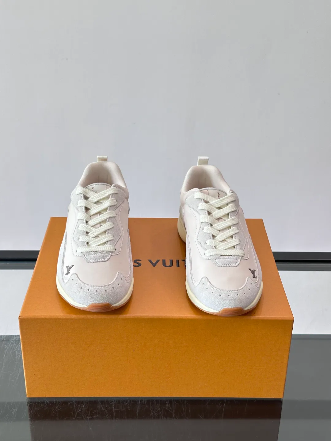Women's Sneakers LOUIS VUITTON 17869452