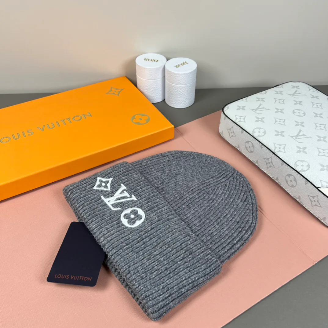 Hats LOUIS VUITTON 17879713