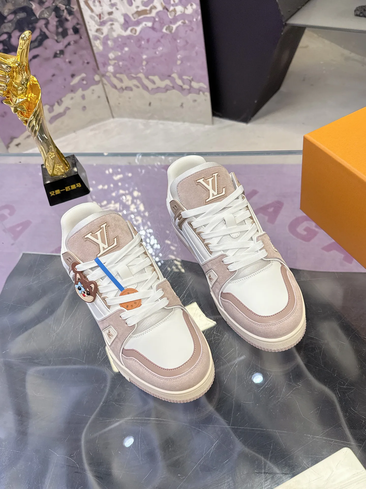 Women's Sneakers LOUIS VUITTON 18104015