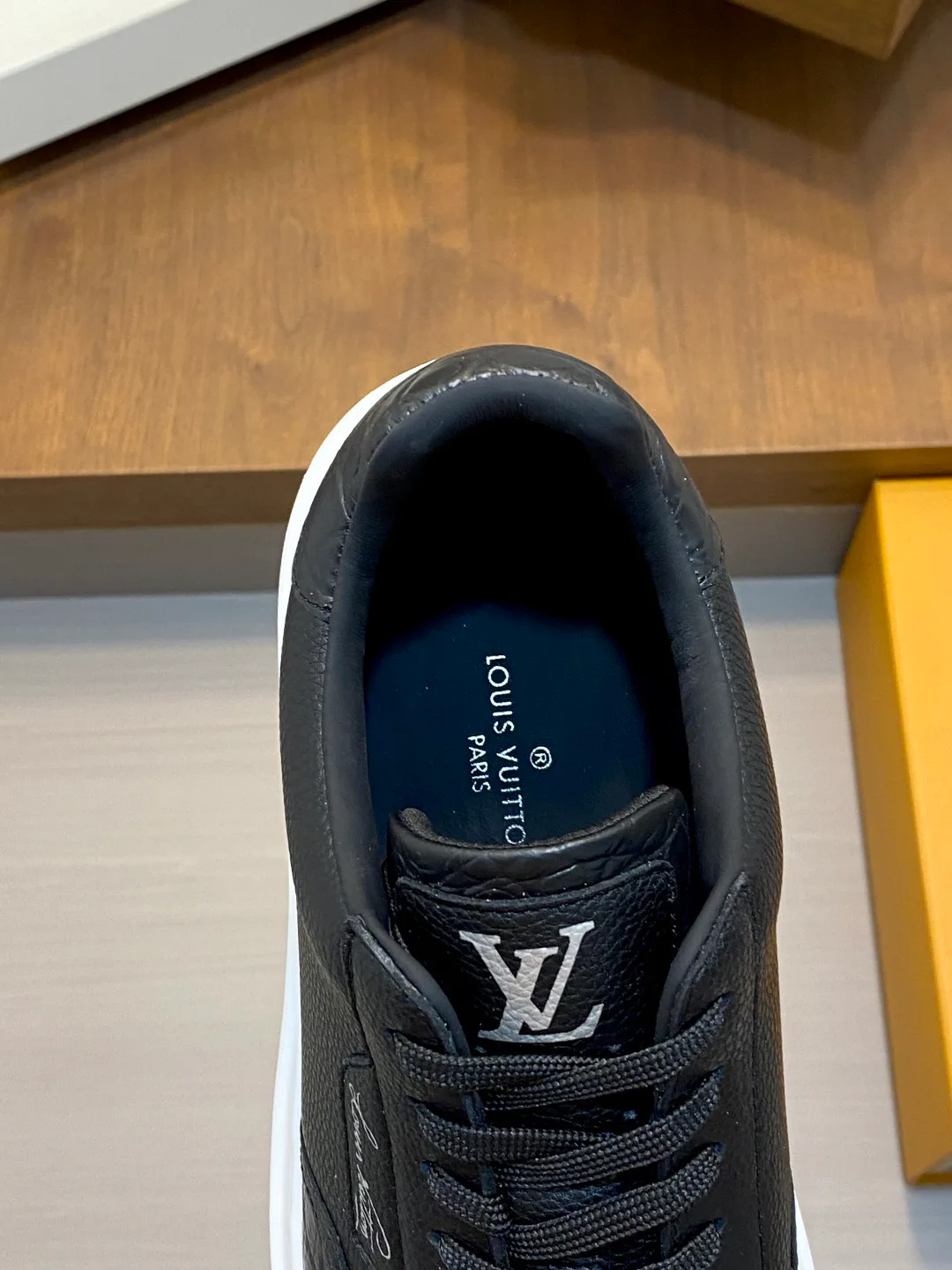 Men's Sneakers LOUIS VUITTON 18555434