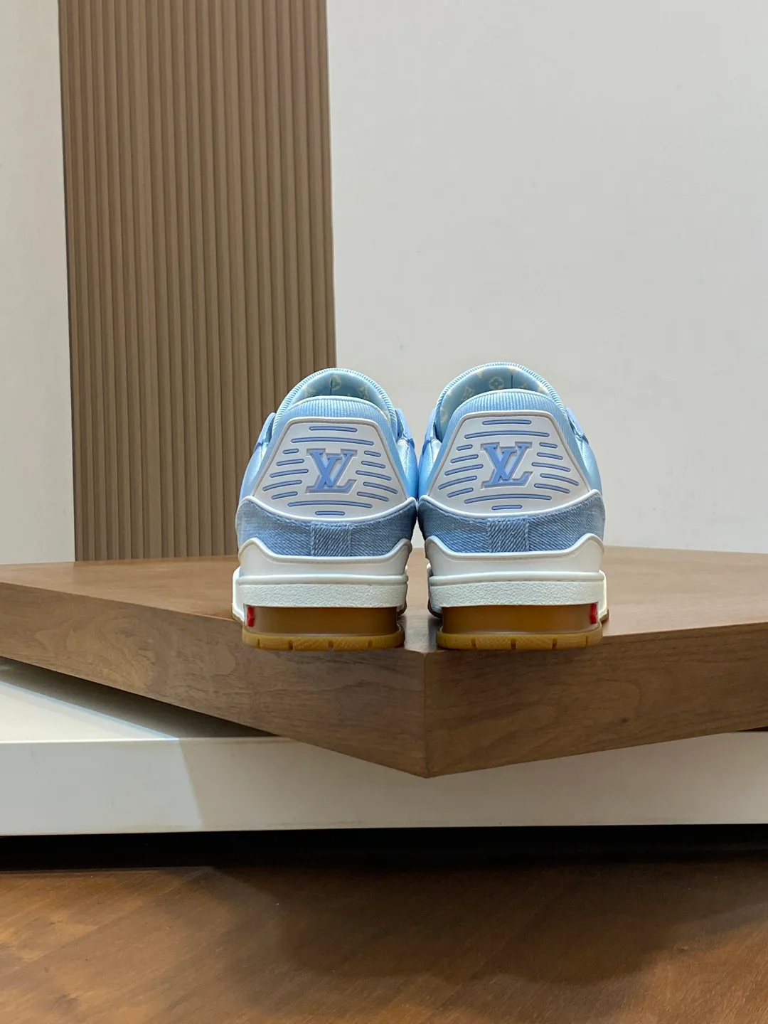 Women's Sneakers LOUIS VUITTON 18100325
