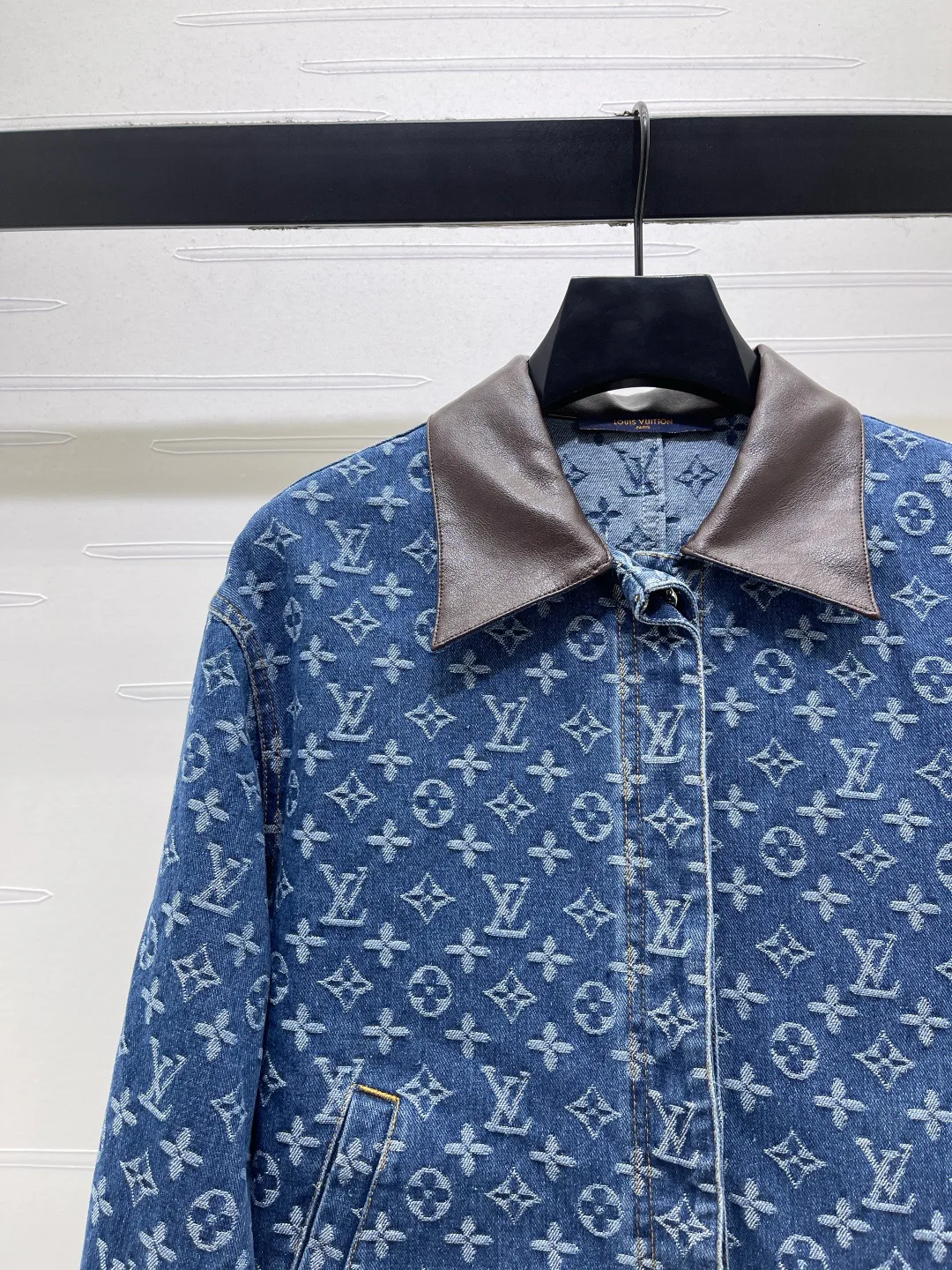 Women's Jackets And Down Jackets LOUIS VUITTON 18437137