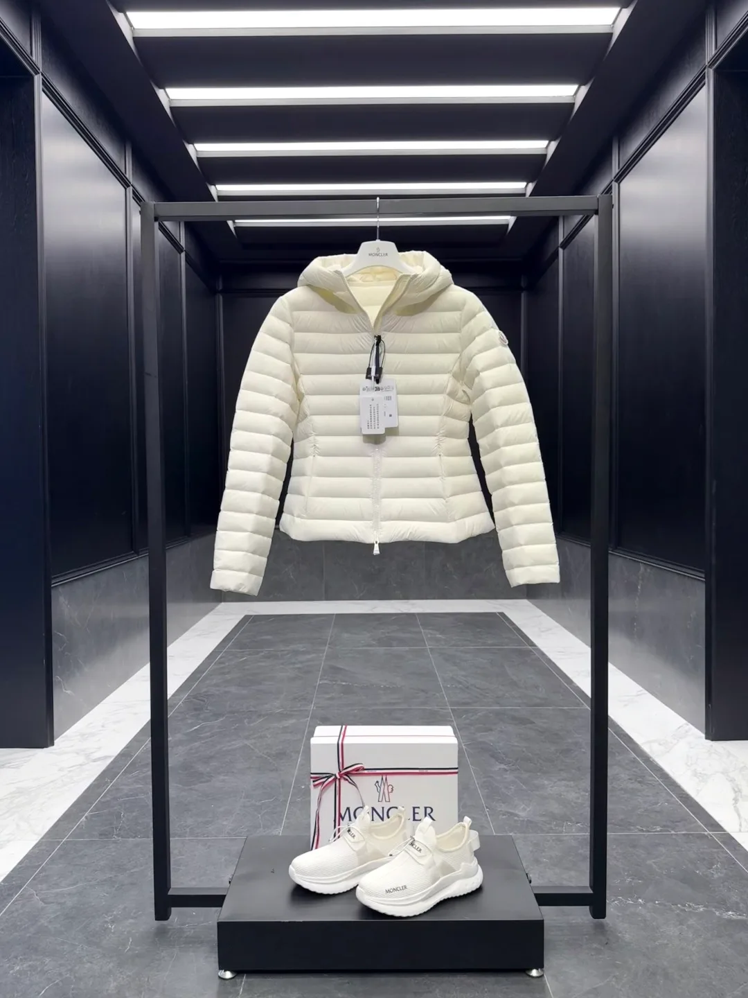 Women's Jackets And Down Jackets MONCLER 18129793