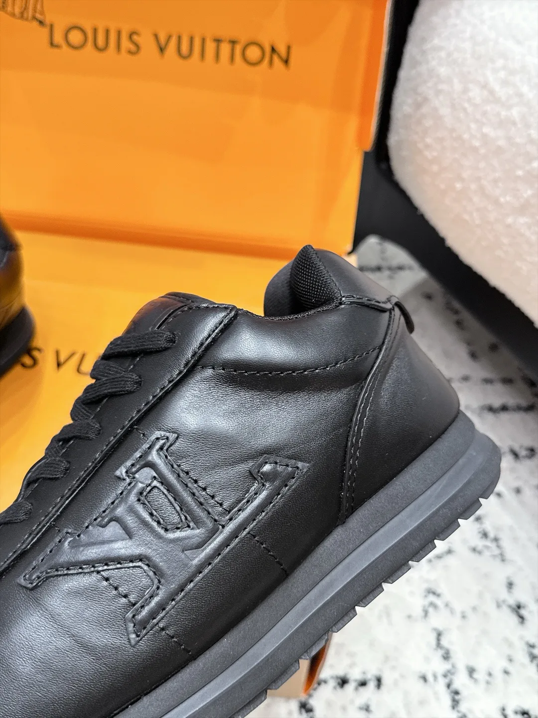 Women's Sneakers LOUIS VUITTON 18406483