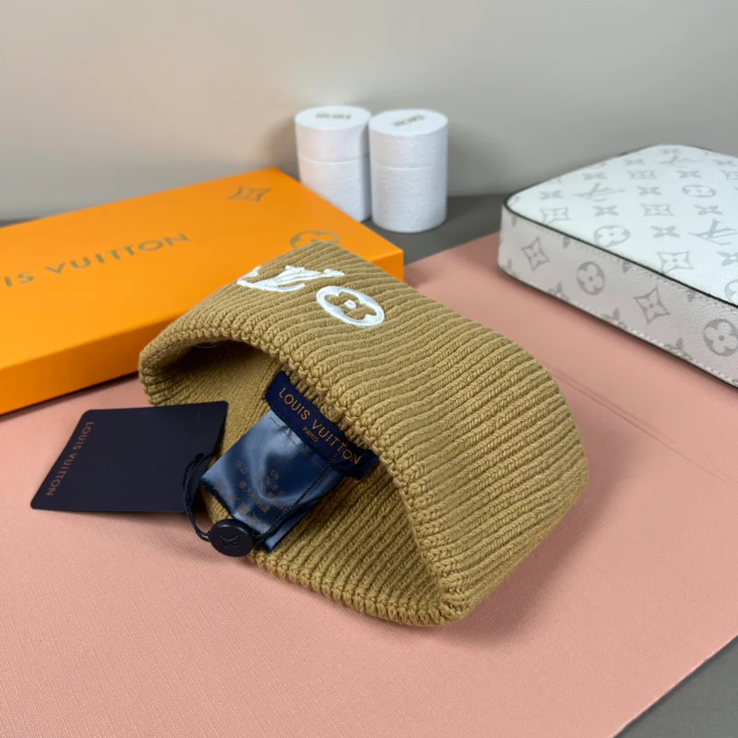 Hats LOUIS VUITTON 17879713