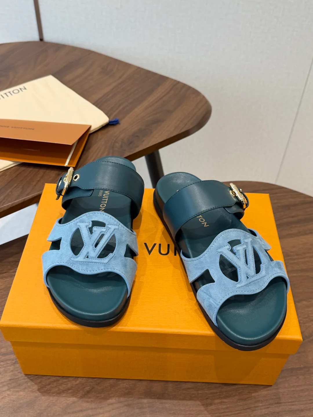 Шлепанцы Женские Louis Vuitton 18687520