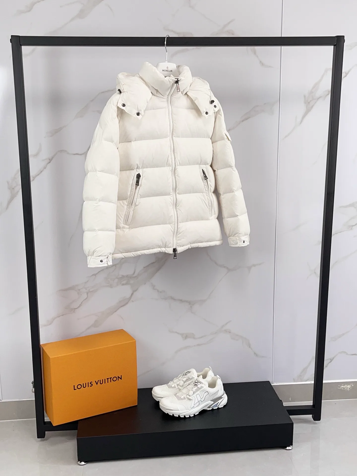 Women's Jackets And Down Jackets MONCLER 18391727